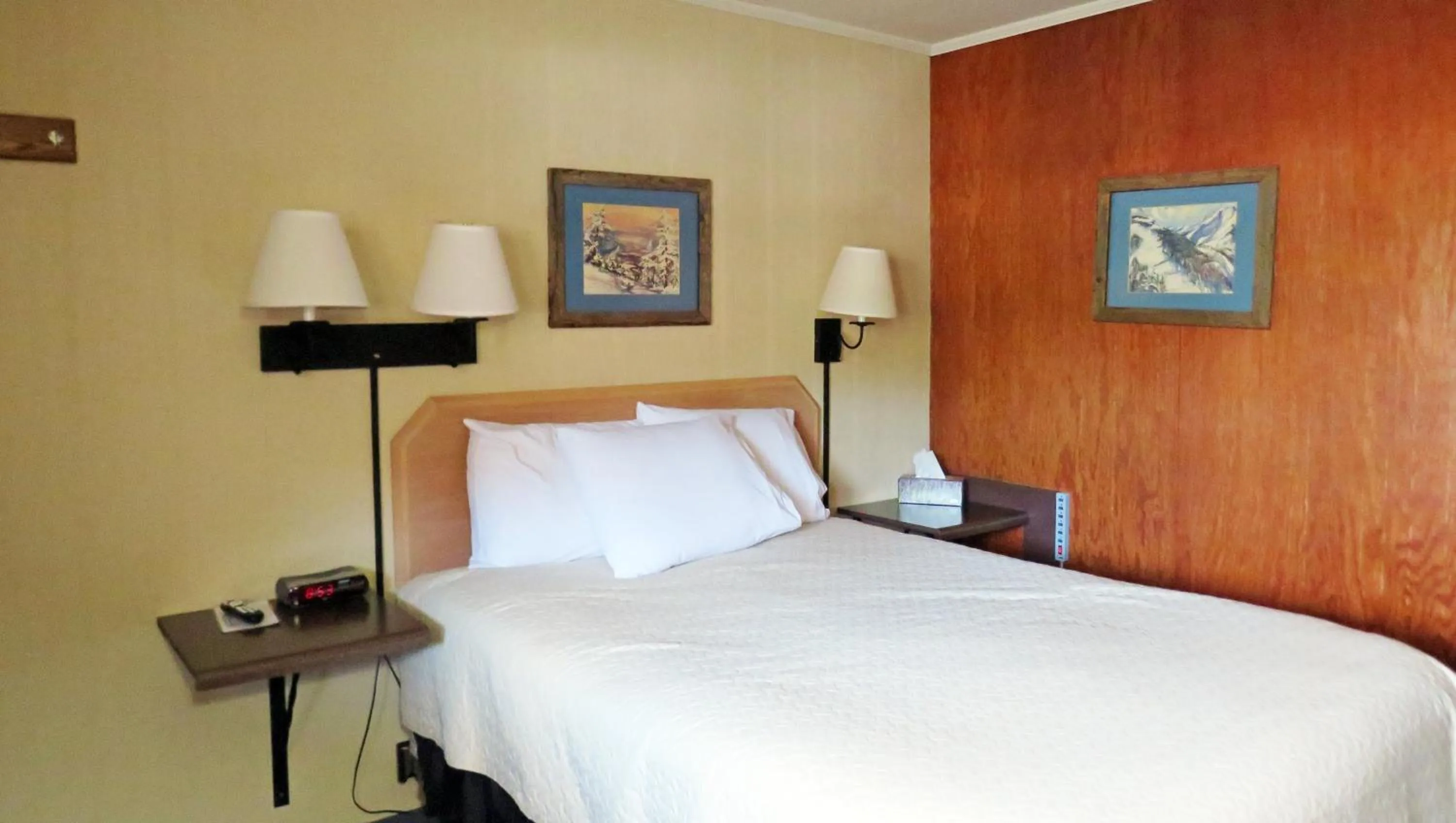 Bedroom, Bed in Indianhead Ironwood Hotel