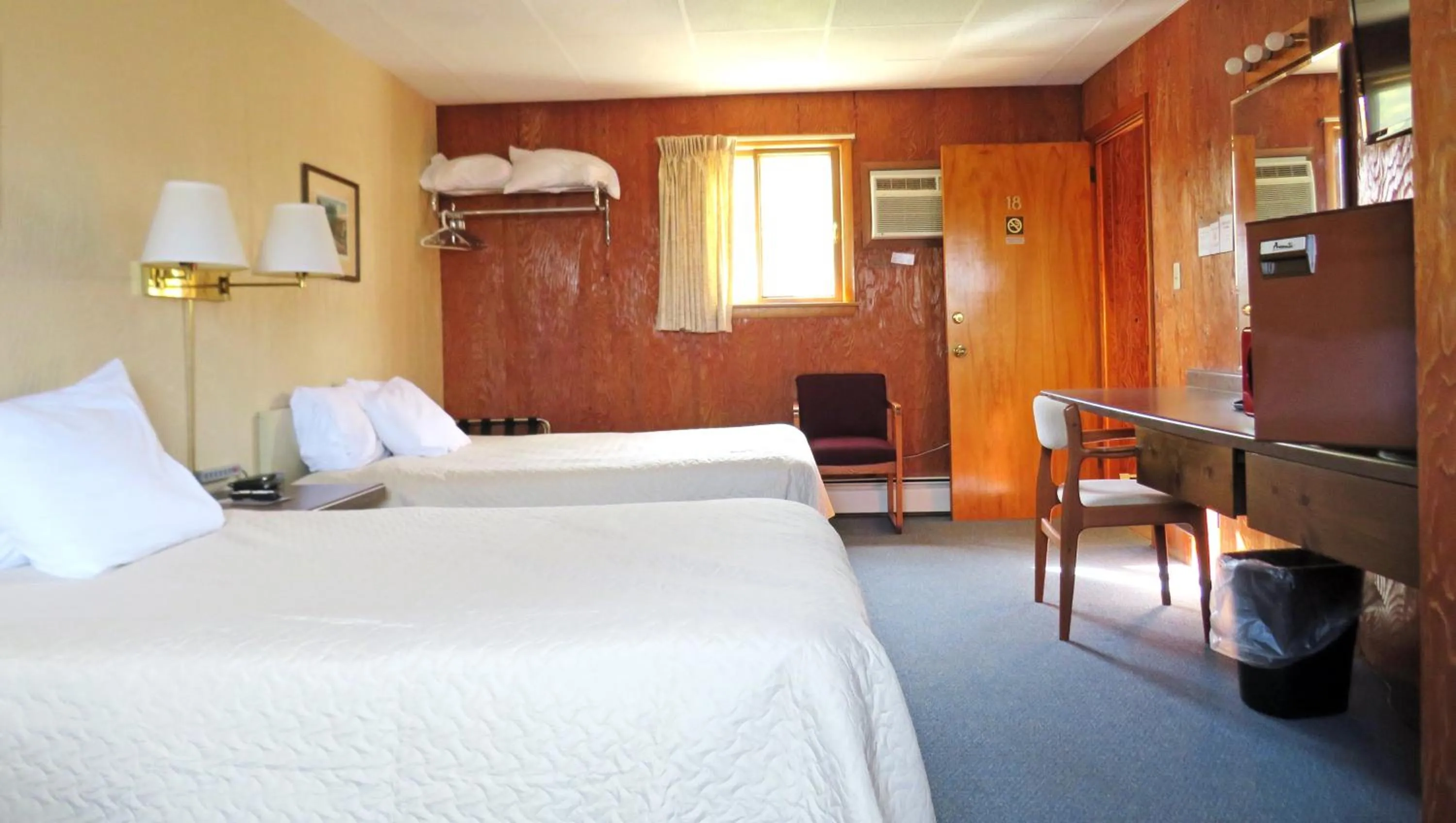 Photo of the whole room, Bed in Indianhead Ironwood Hotel
