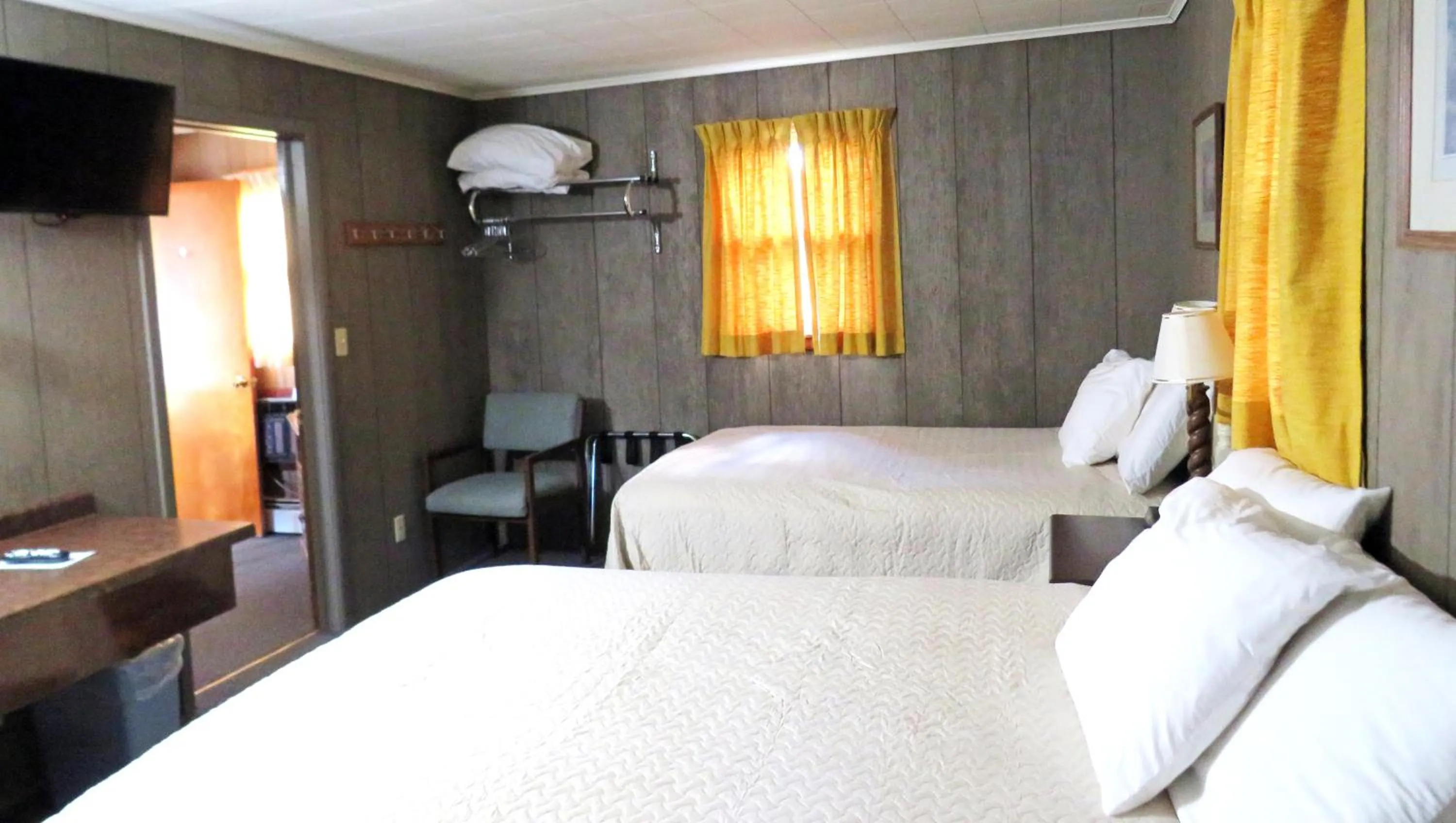 Bed in Indianhead Ironwood Hotel