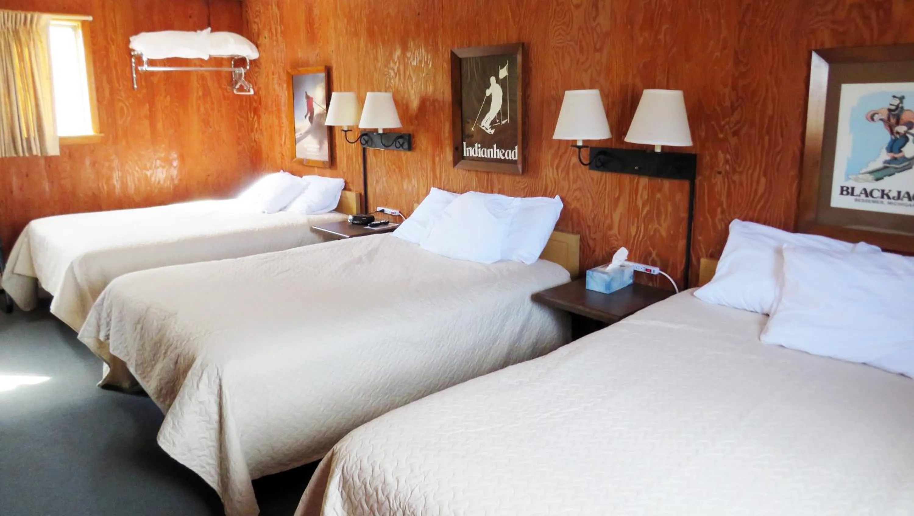 Photo of the whole room, Bed in Indianhead Ironwood Hotel