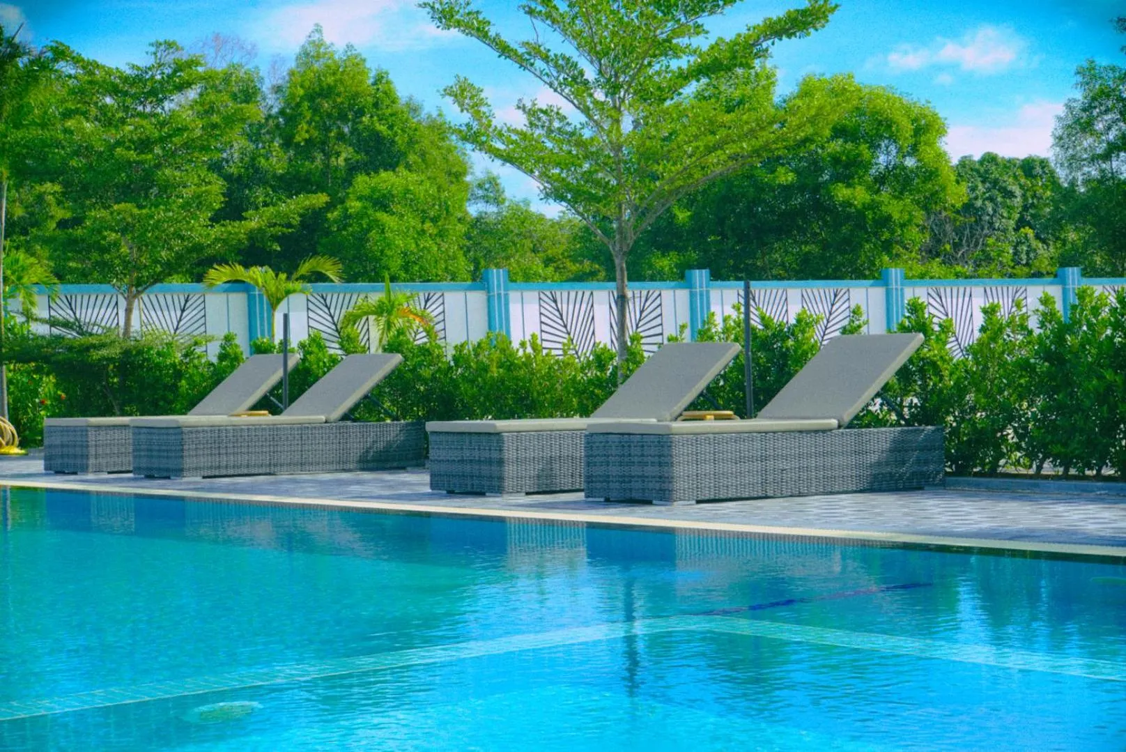 Swimming pool in Damnak Borey Resort