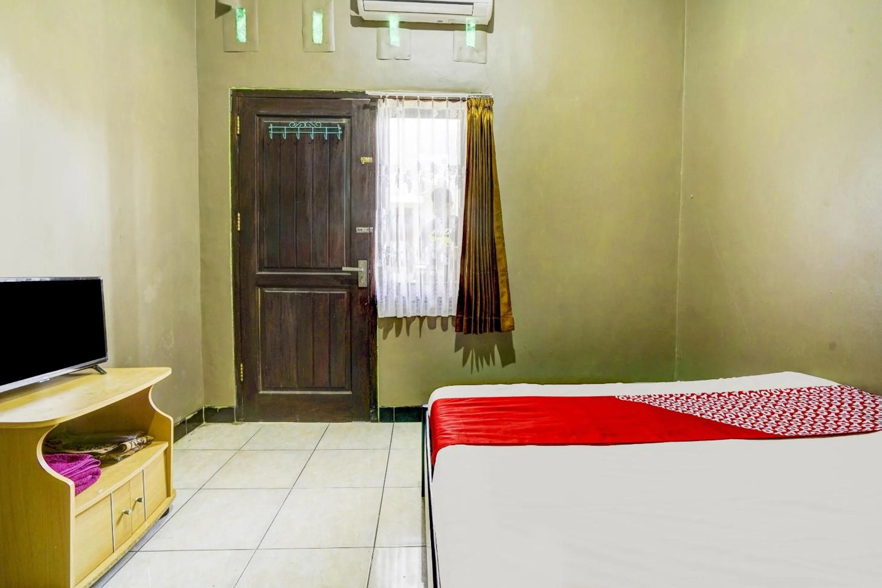Bedroom, Bed in Hotel O Wisma Al-fahmi Syariah