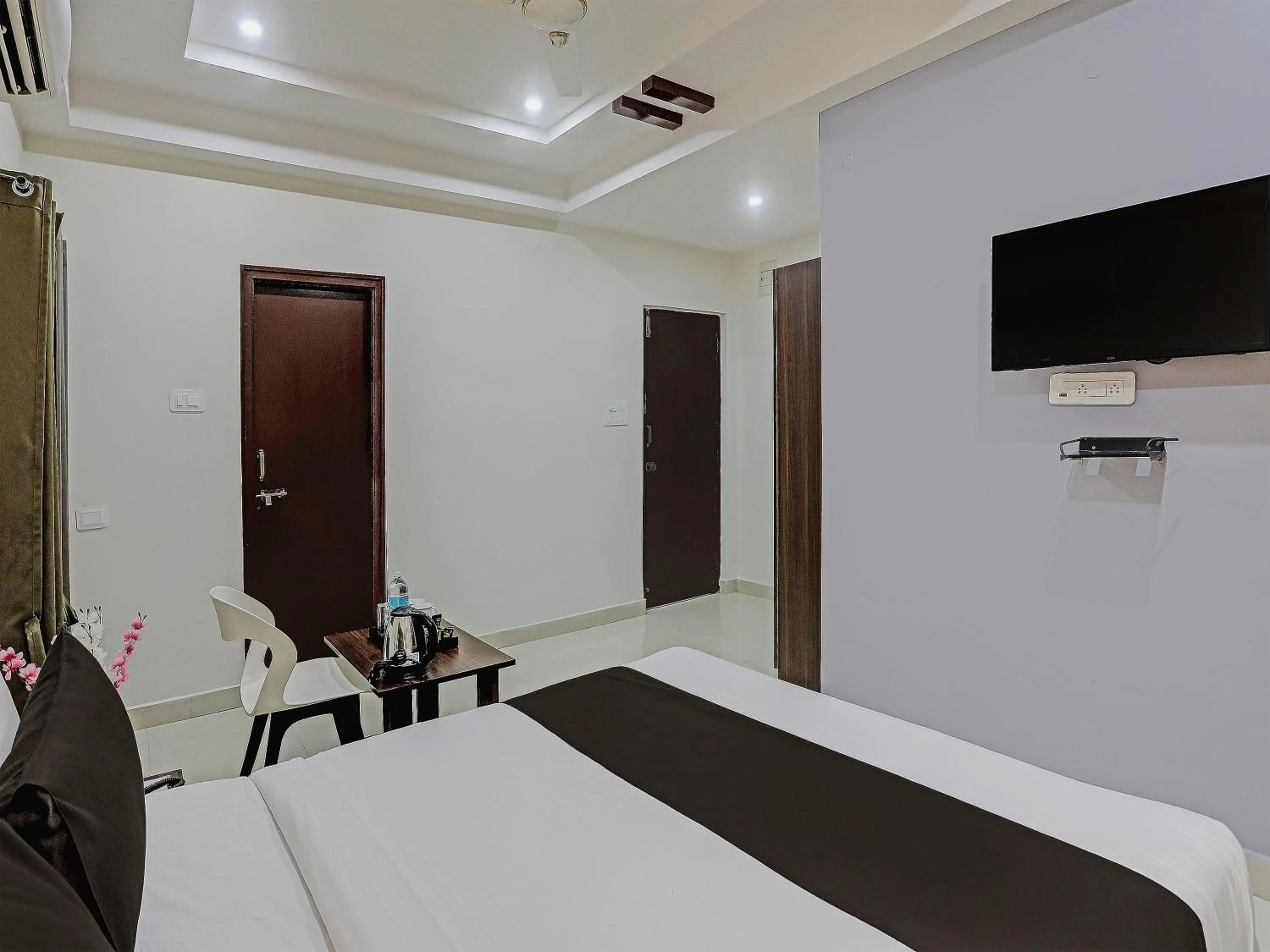 Bedroom in Collection O White House Near KIMS Kondapur.