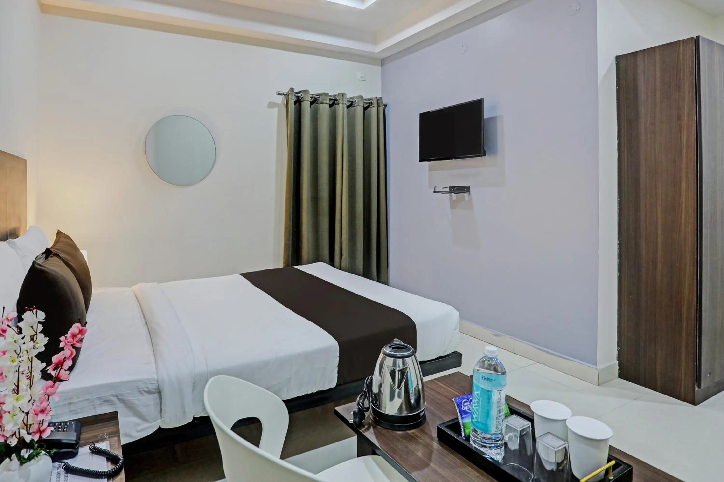 Bedroom in Collection O White House Near KIMS Kondapur.