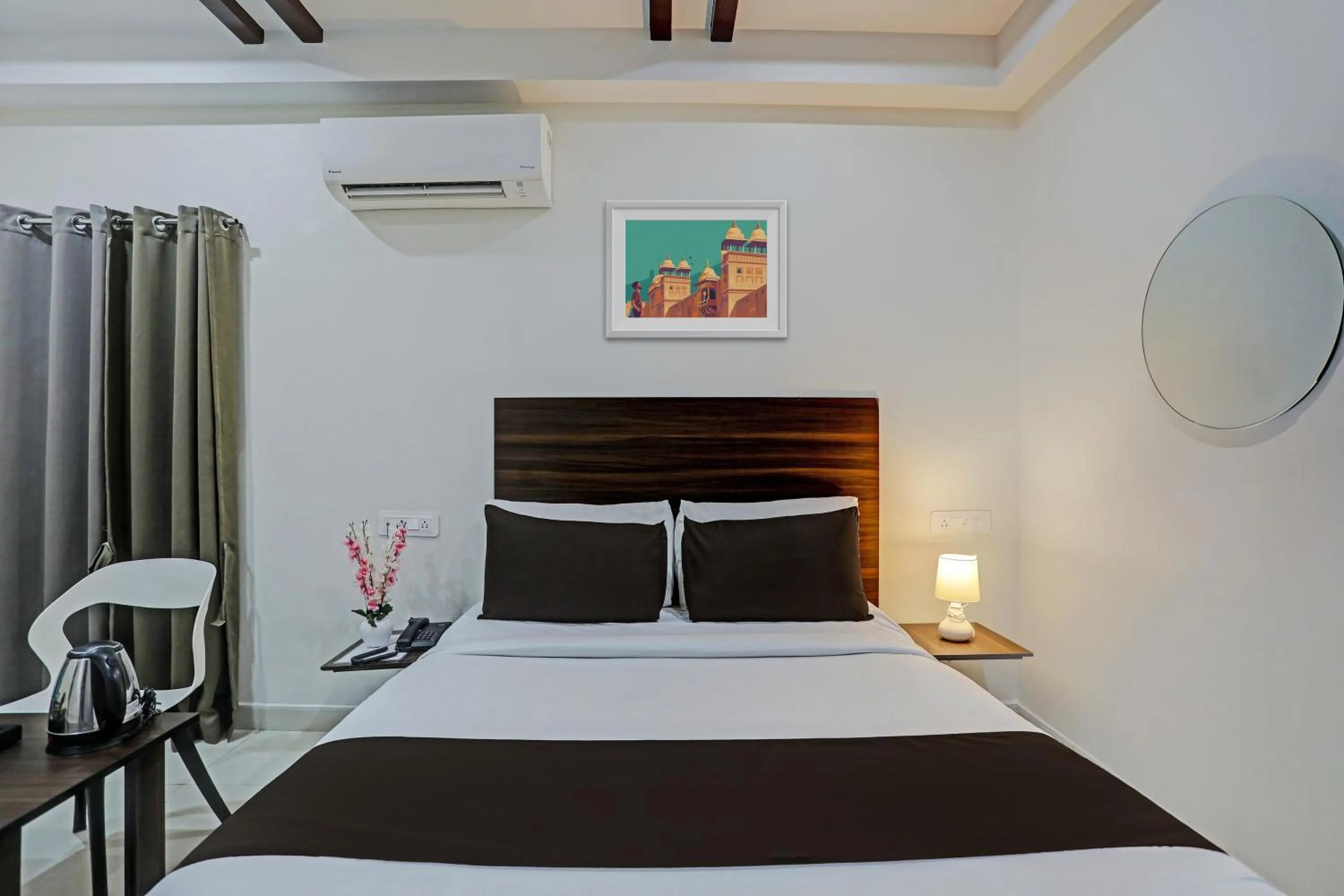 Bedroom in Collection O White House Near KIMS Kondapur.