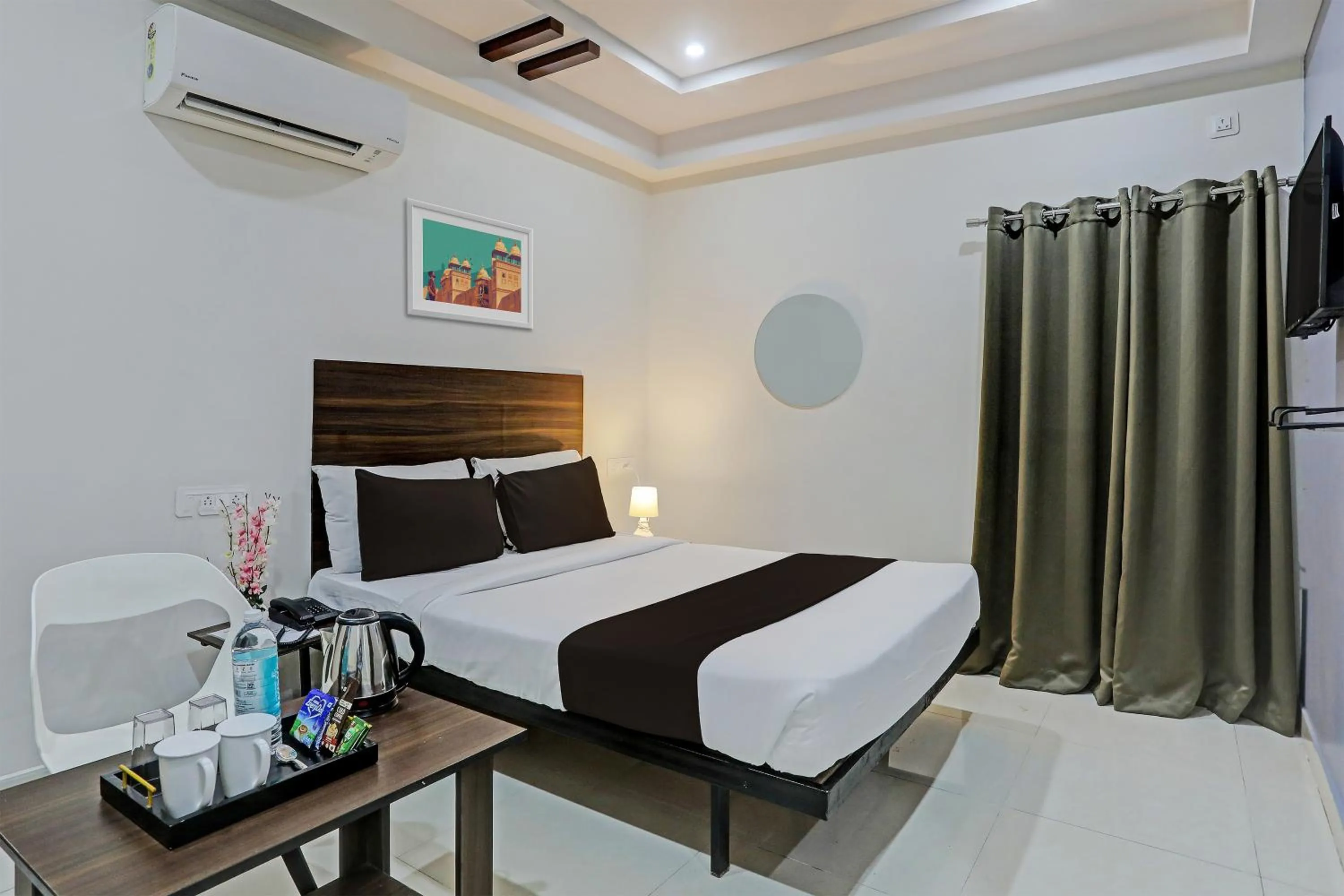 Bedroom in Collection O White House Near KIMS Kondapur.