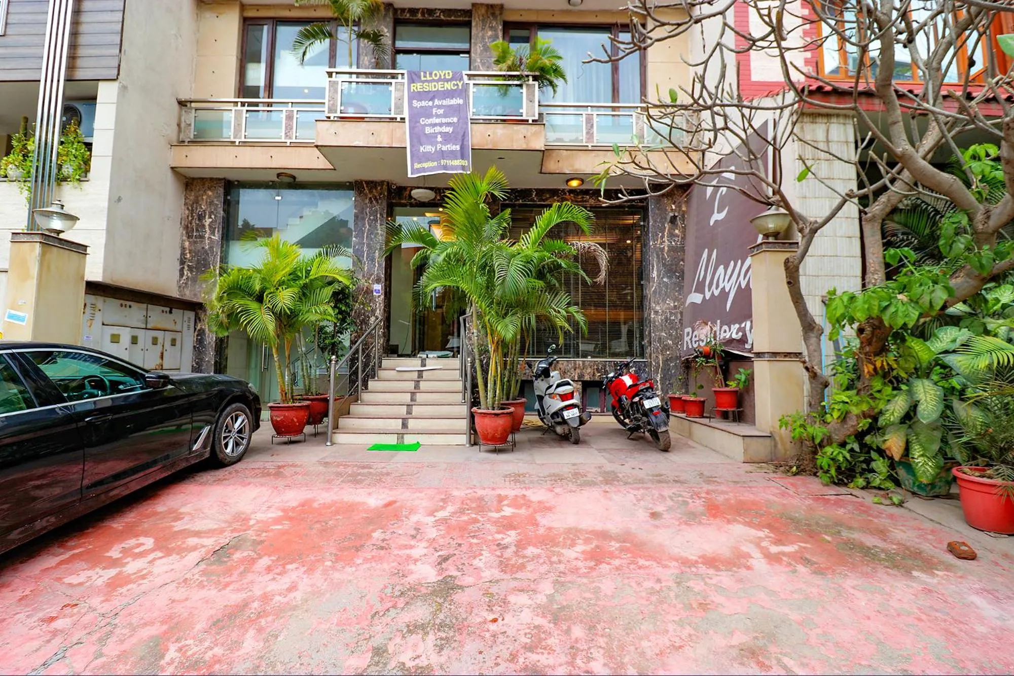 Facade/entrance in FabExpress Llyod Residency