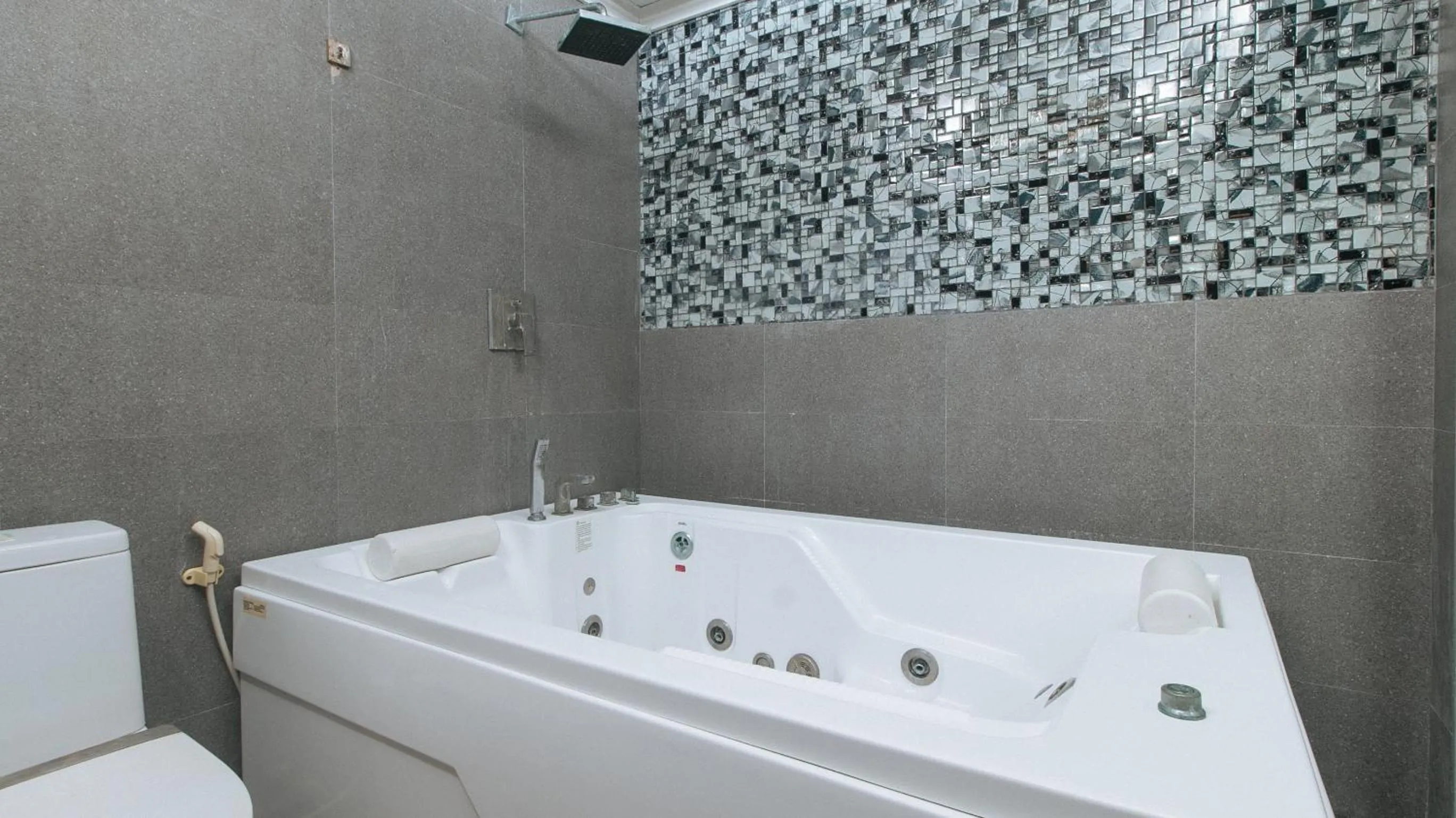 Bathroom in RedDoorz Hostel @ St. Paul Village LapuLapu