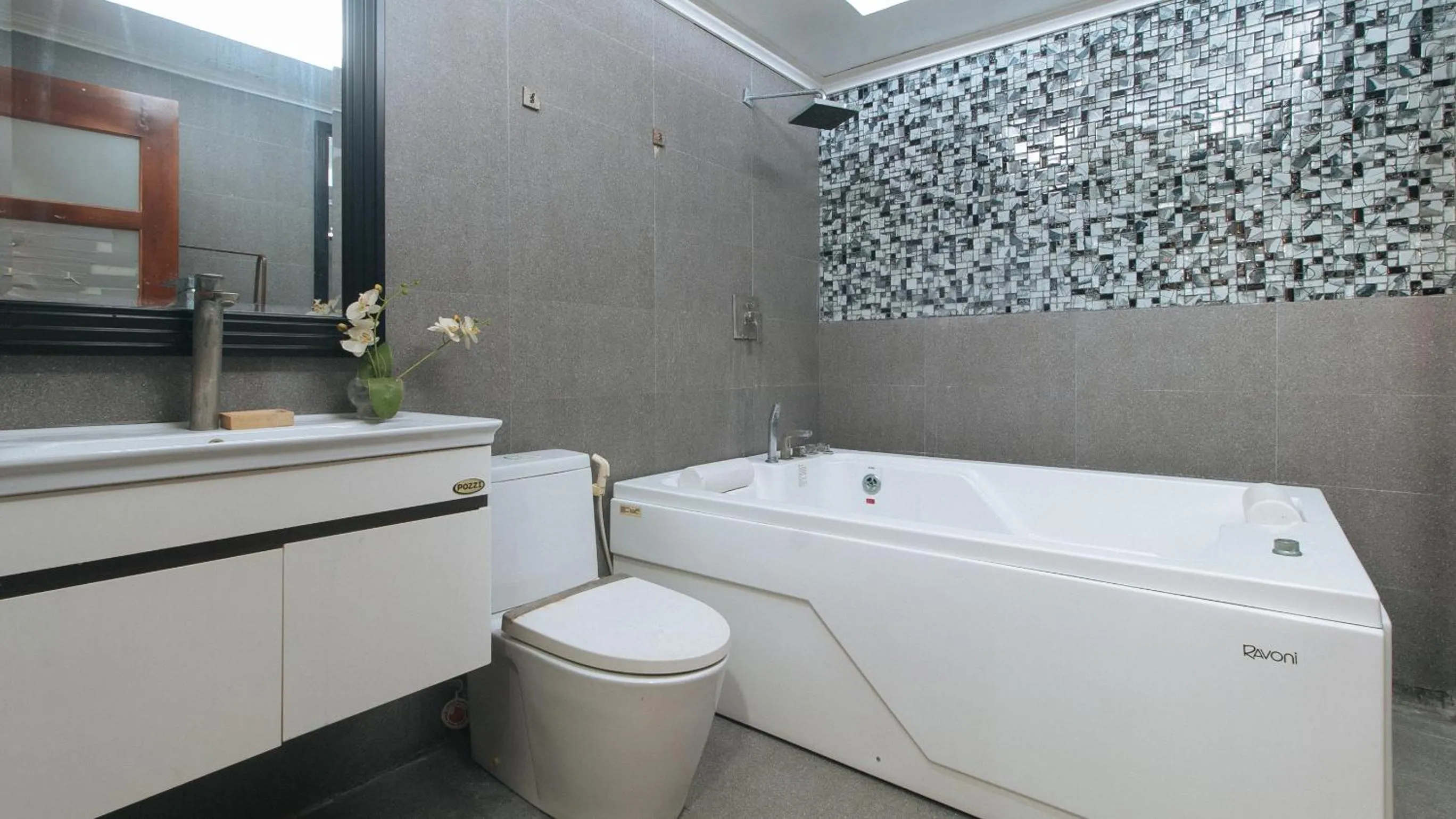 Toilet in RedDoorz Hostel @ St. Paul Village LapuLapu