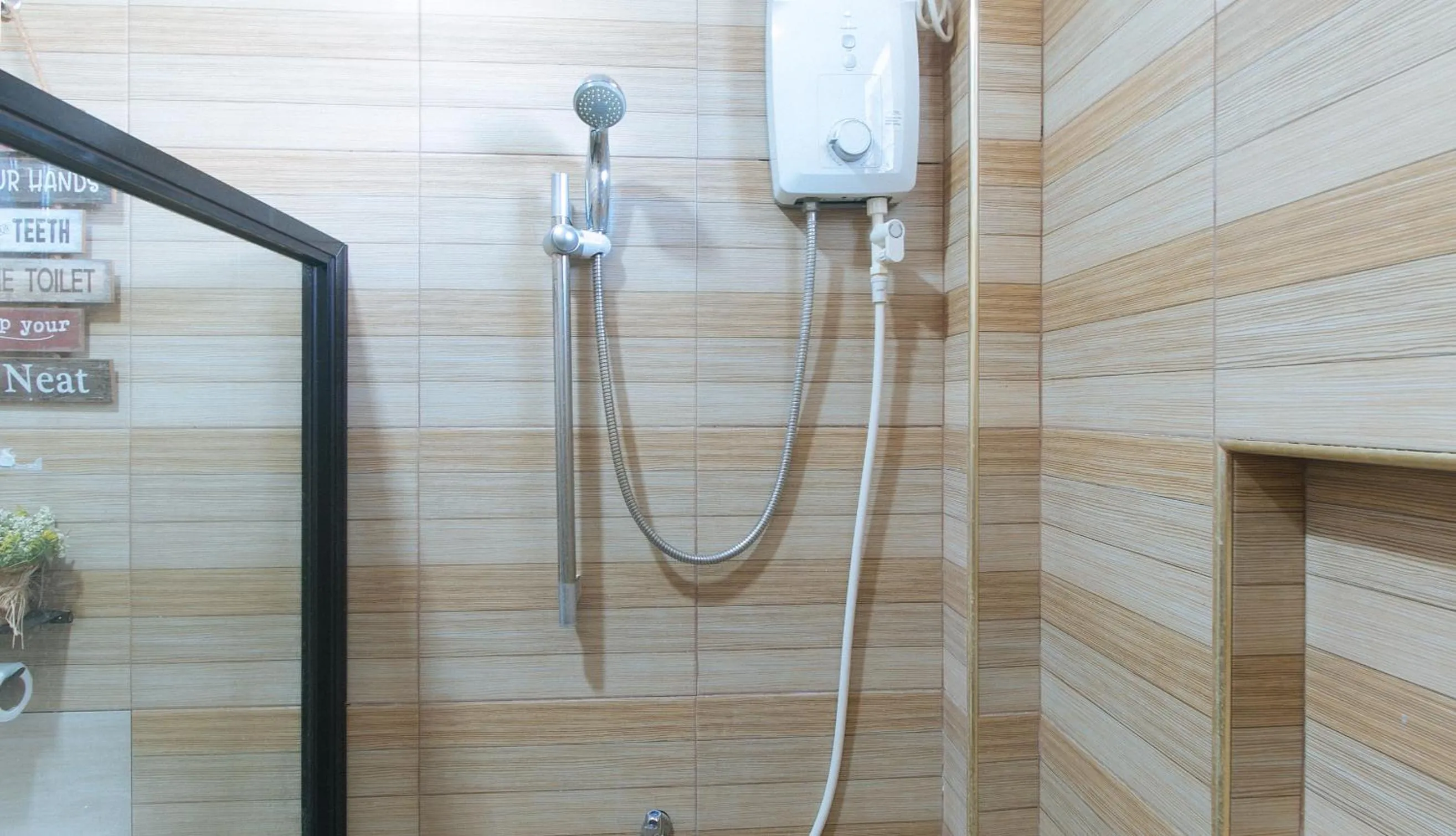 Shower in RedDoorz Hostel @ St. Paul Village LapuLapu