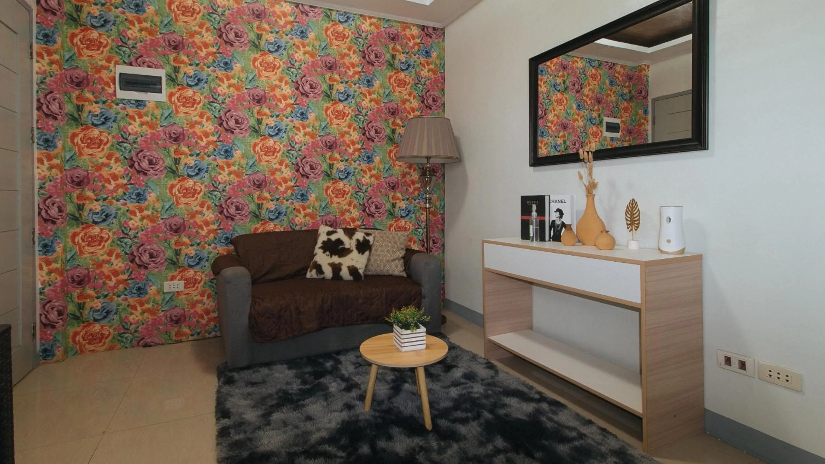 Seating area in RedDoorz Hostel @ St. Paul Village LapuLapu