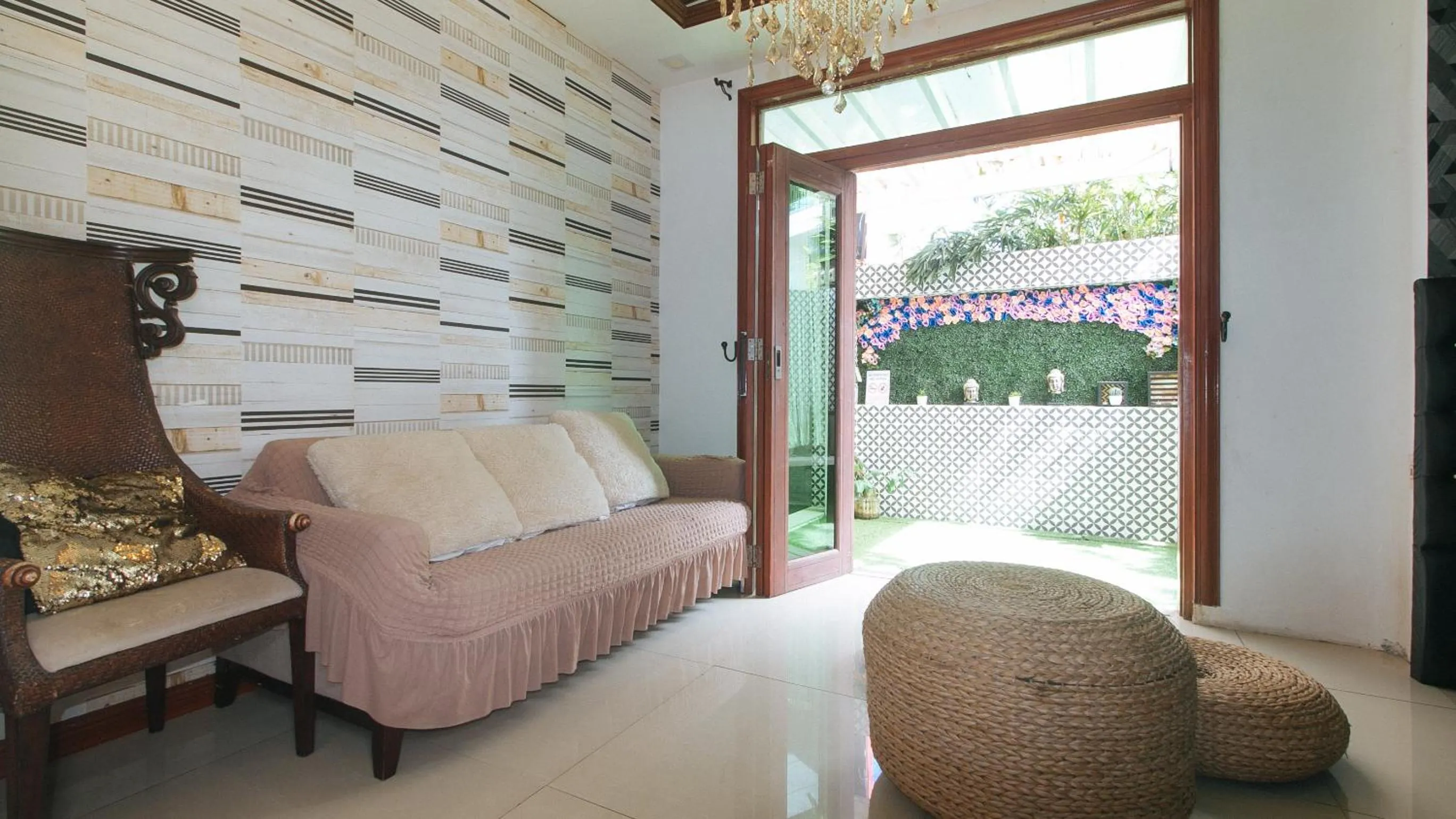 Seating area in RedDoorz Hostel @ St. Paul Village LapuLapu