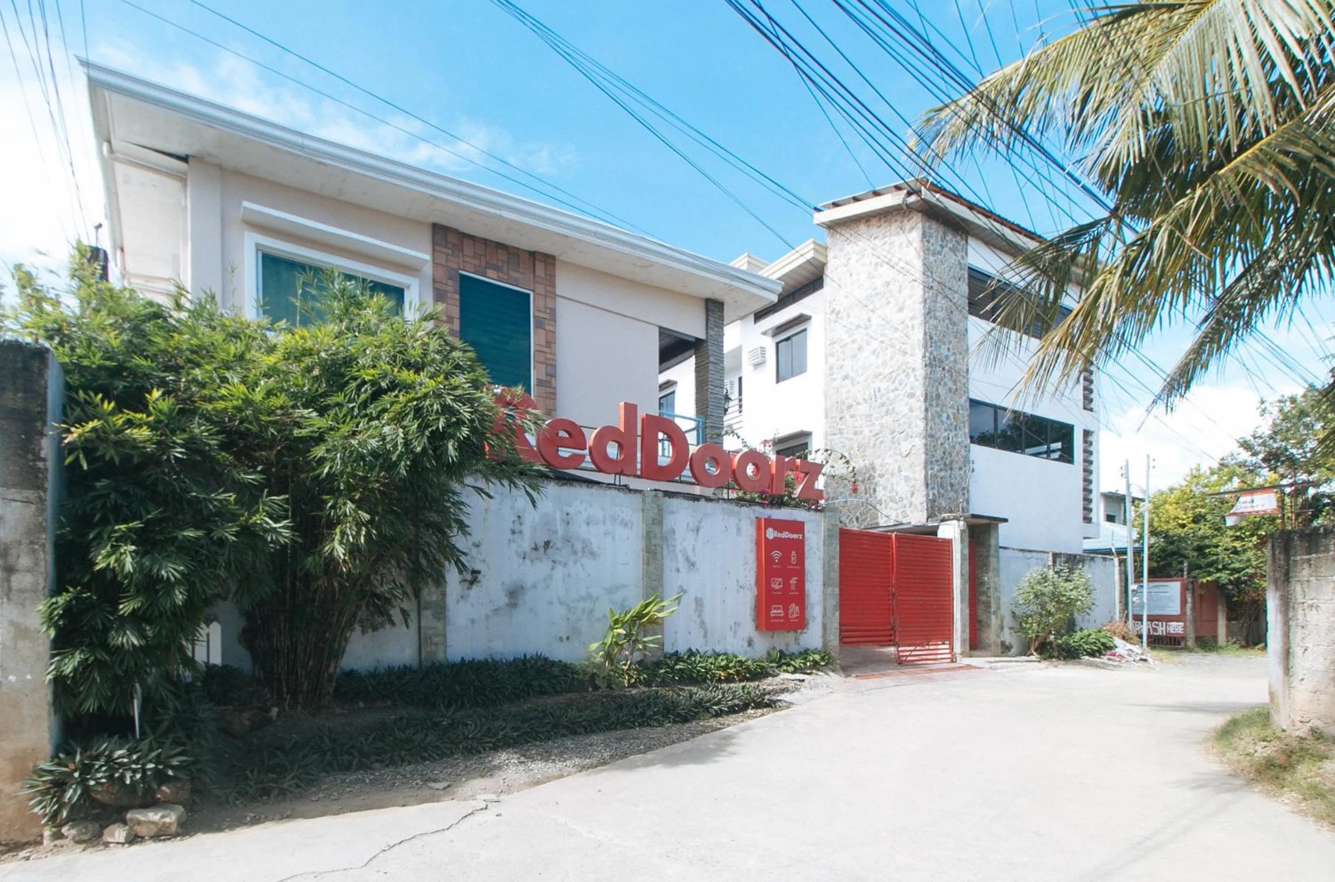 Property building in RedDoorz Hostel @ St. Paul Village LapuLapu