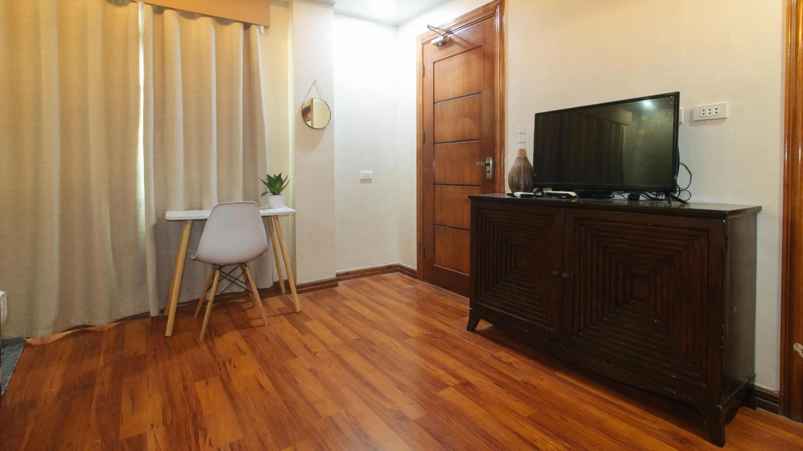 TV and multimedia in RedDoorz Hostel @ St. Paul Village LapuLapu