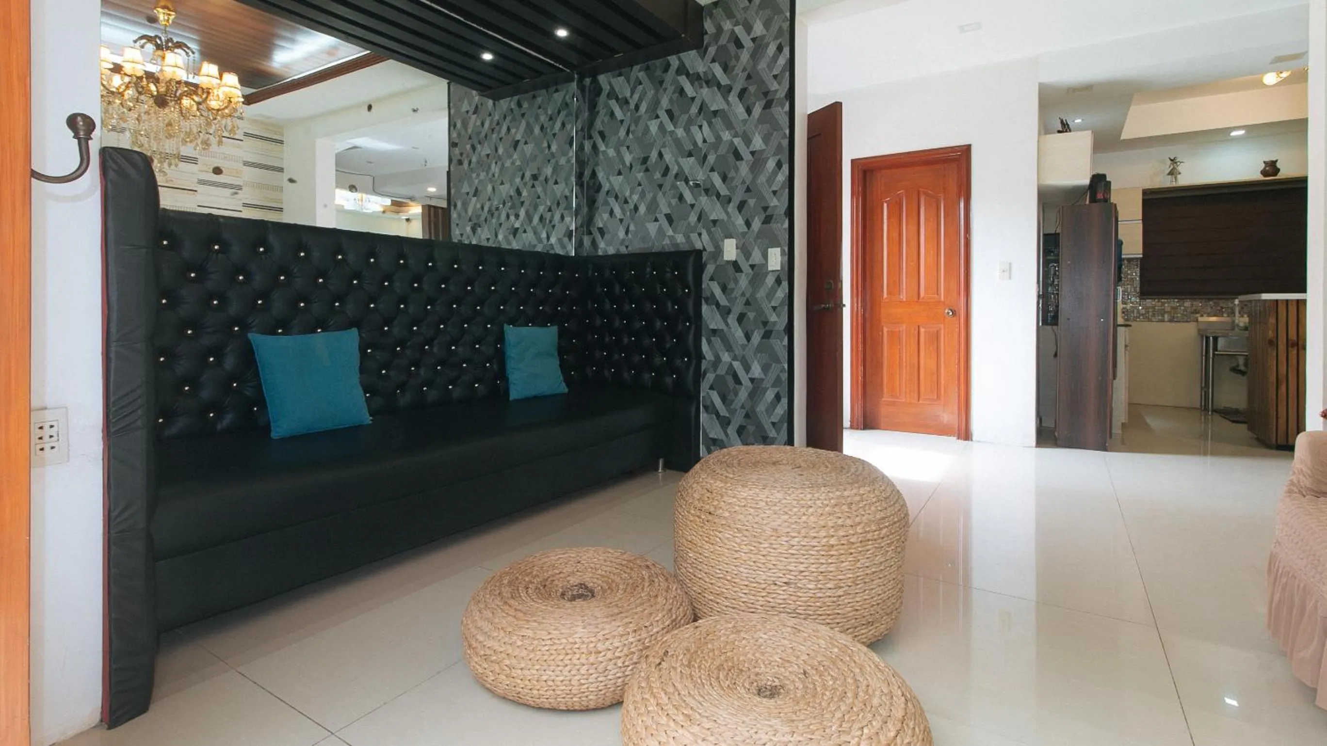 Seating area in RedDoorz Hostel @ St. Paul Village LapuLapu