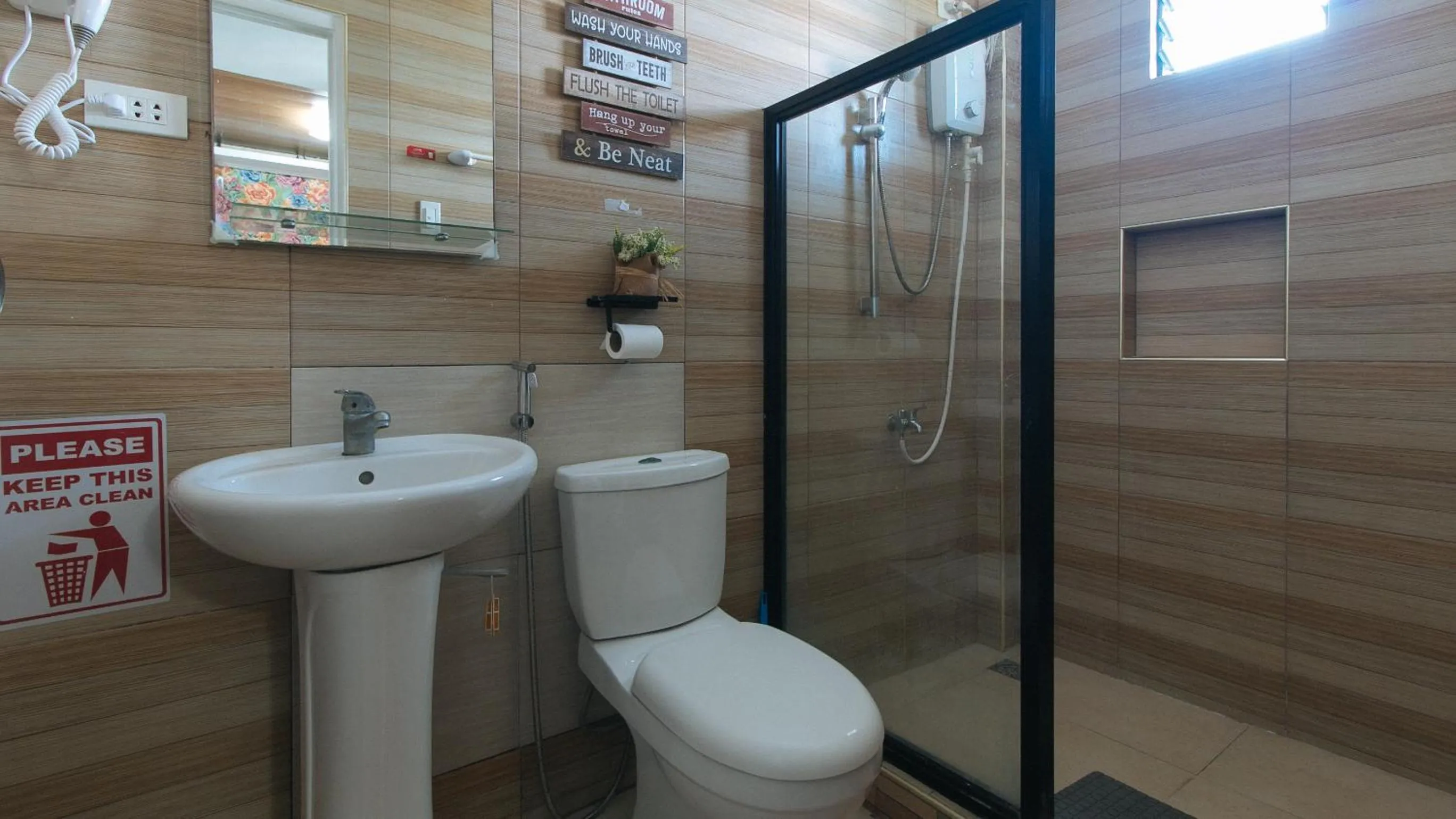 Shower in RedDoorz Hostel @ St. Paul Village LapuLapu