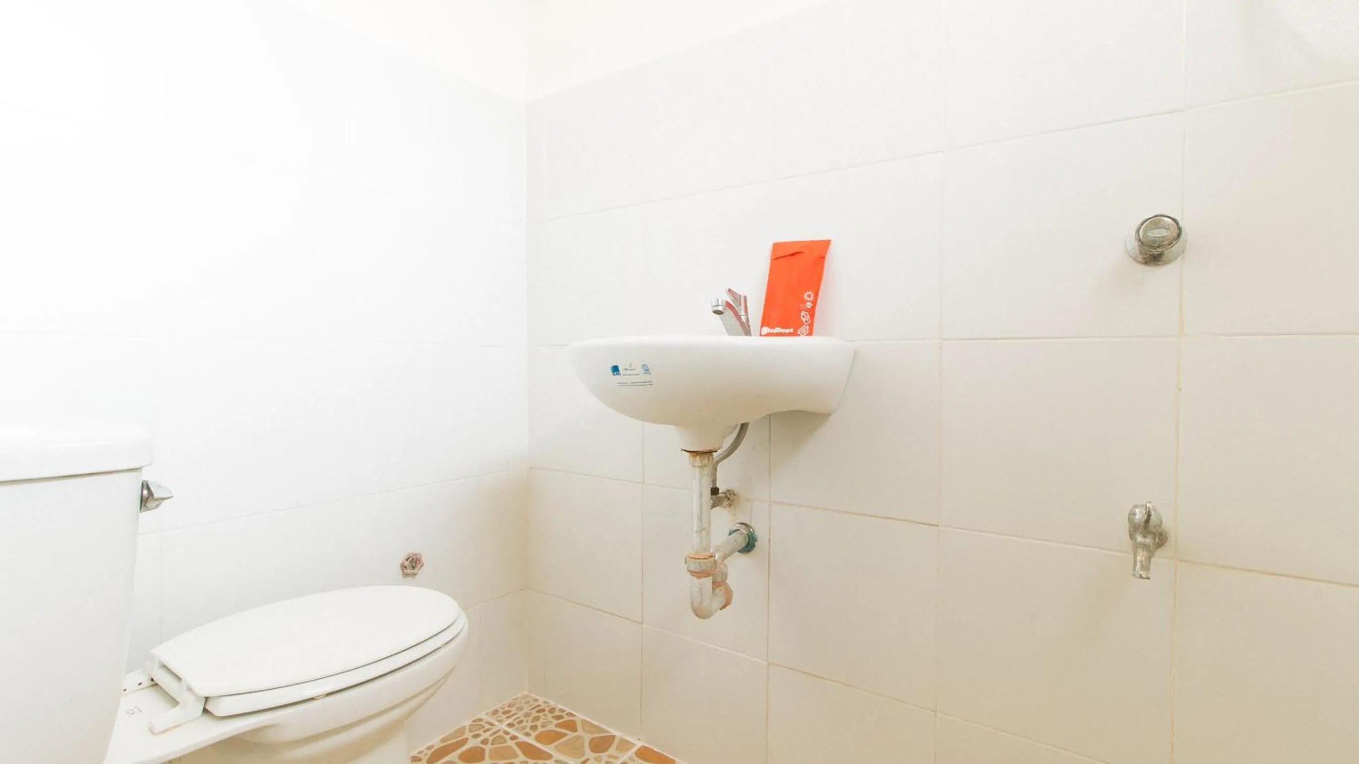 Toilet in RedDoorz at Royal Grande Beach Resort Batangas