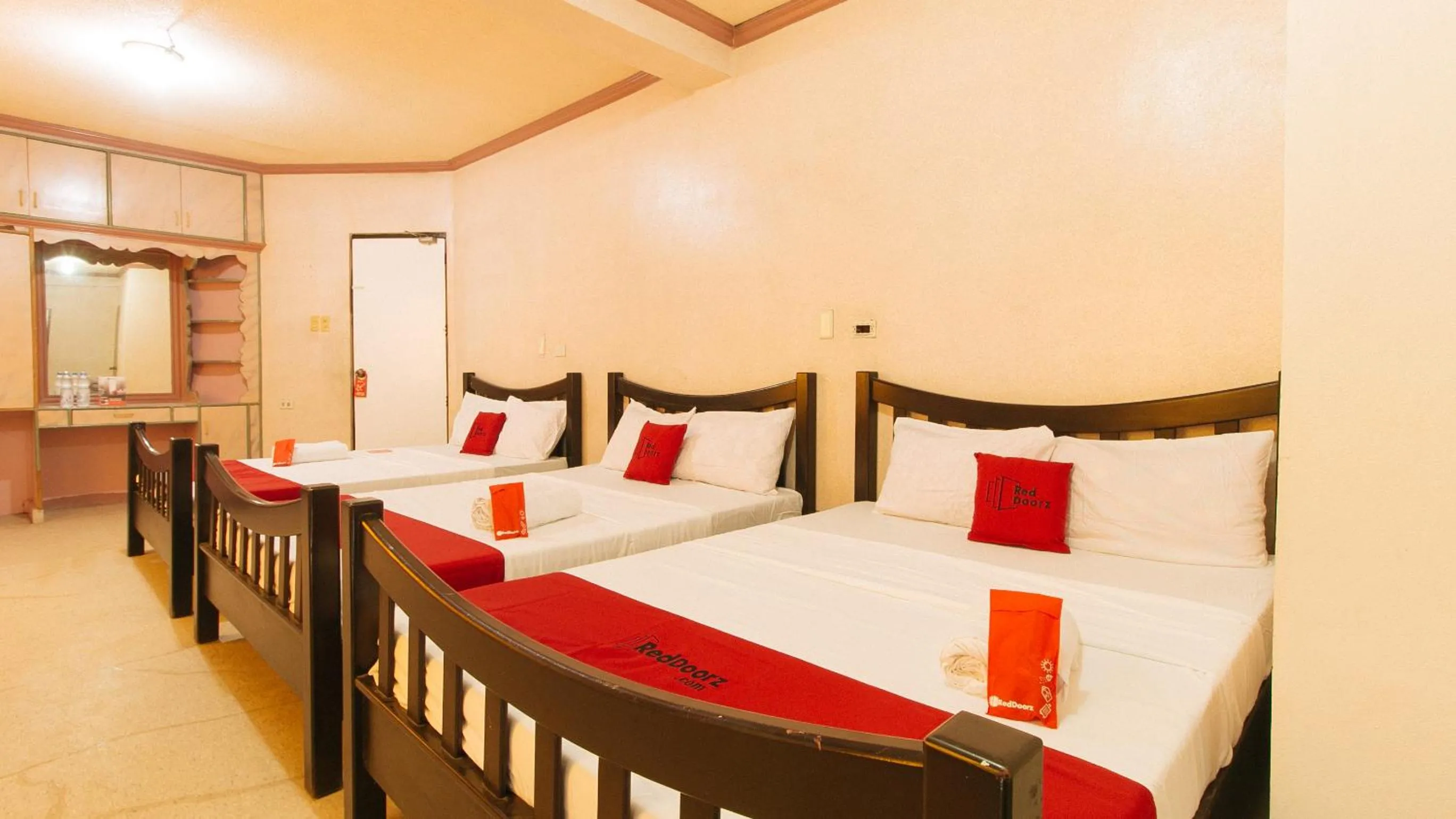 Bed in RedDoorz at Royal Grande Beach Resort Batangas