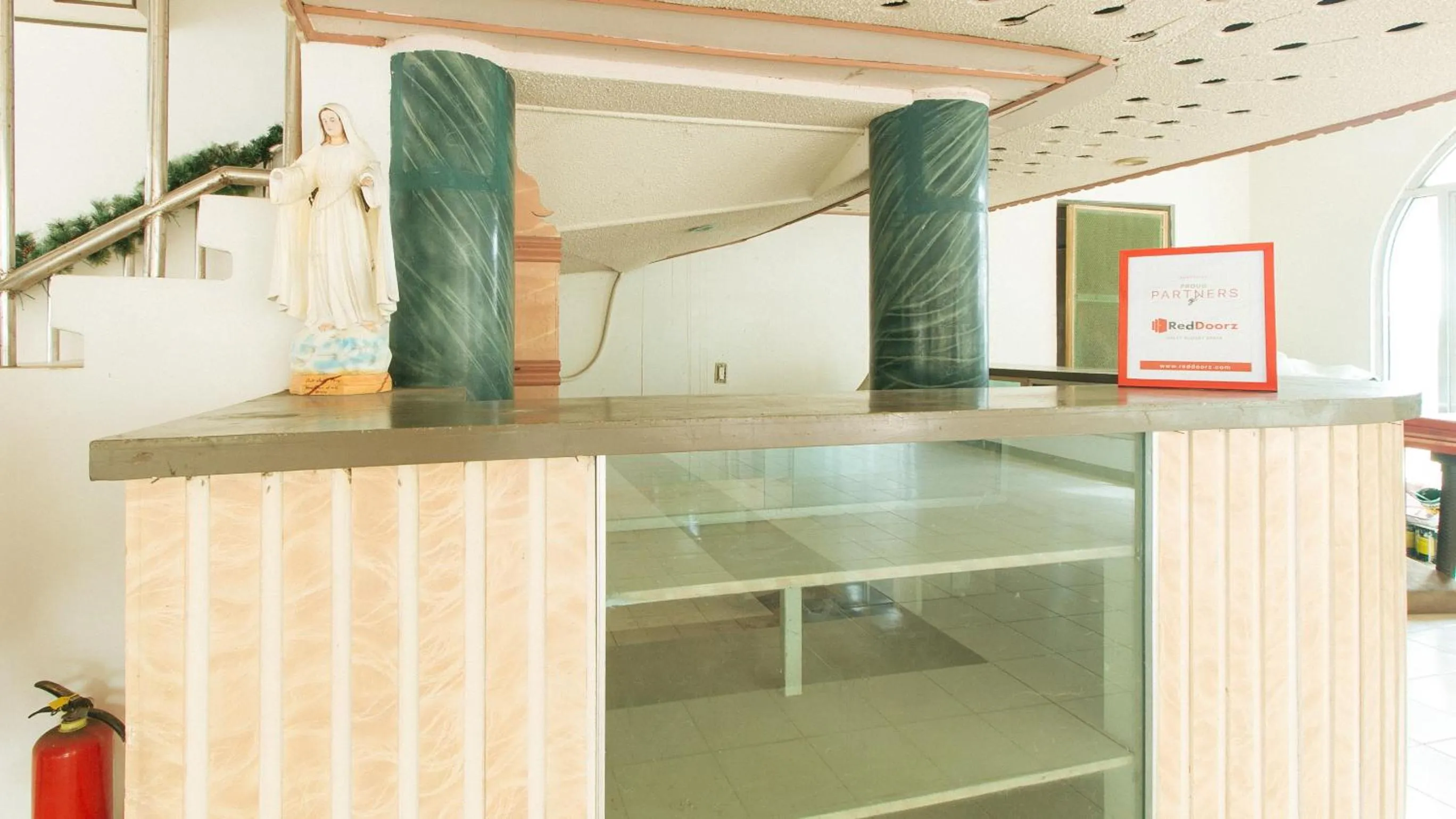 Lobby or reception in RedDoorz at Royal Grande Beach Resort Batangas