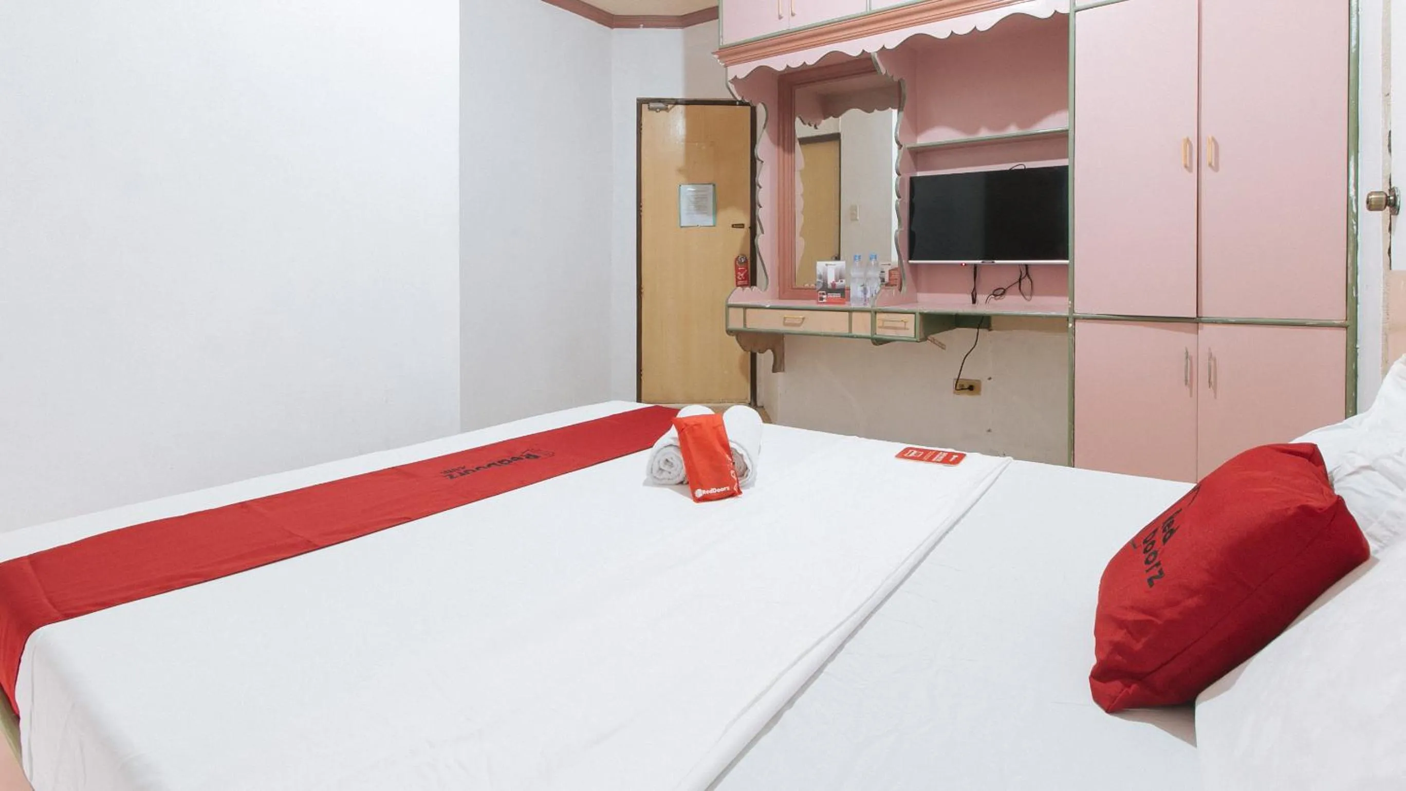 Bed in RedDoorz at Royal Grande Beach Resort Batangas