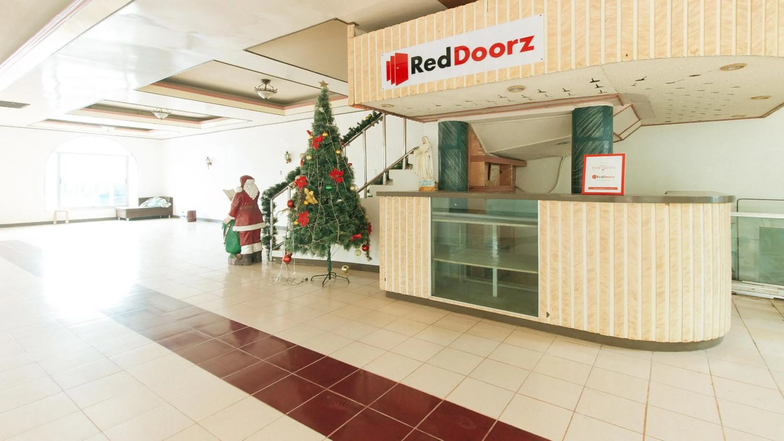 Lobby or reception in RedDoorz at Royal Grande Beach Resort Batangas