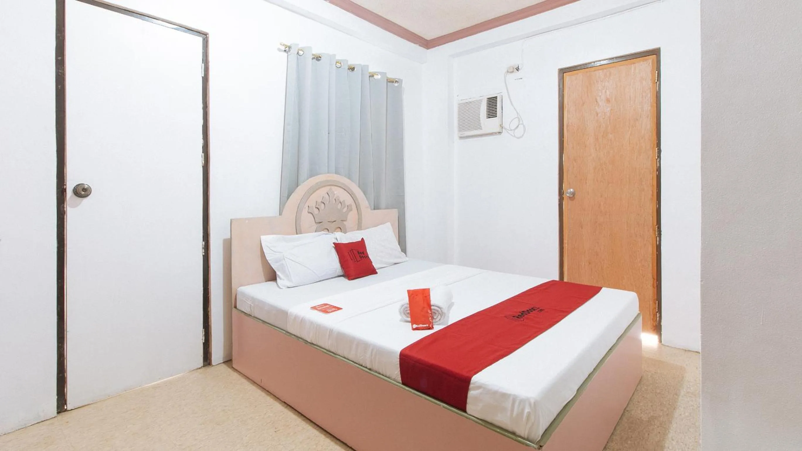 Bed in RedDoorz at Royal Grande Beach Resort Batangas
