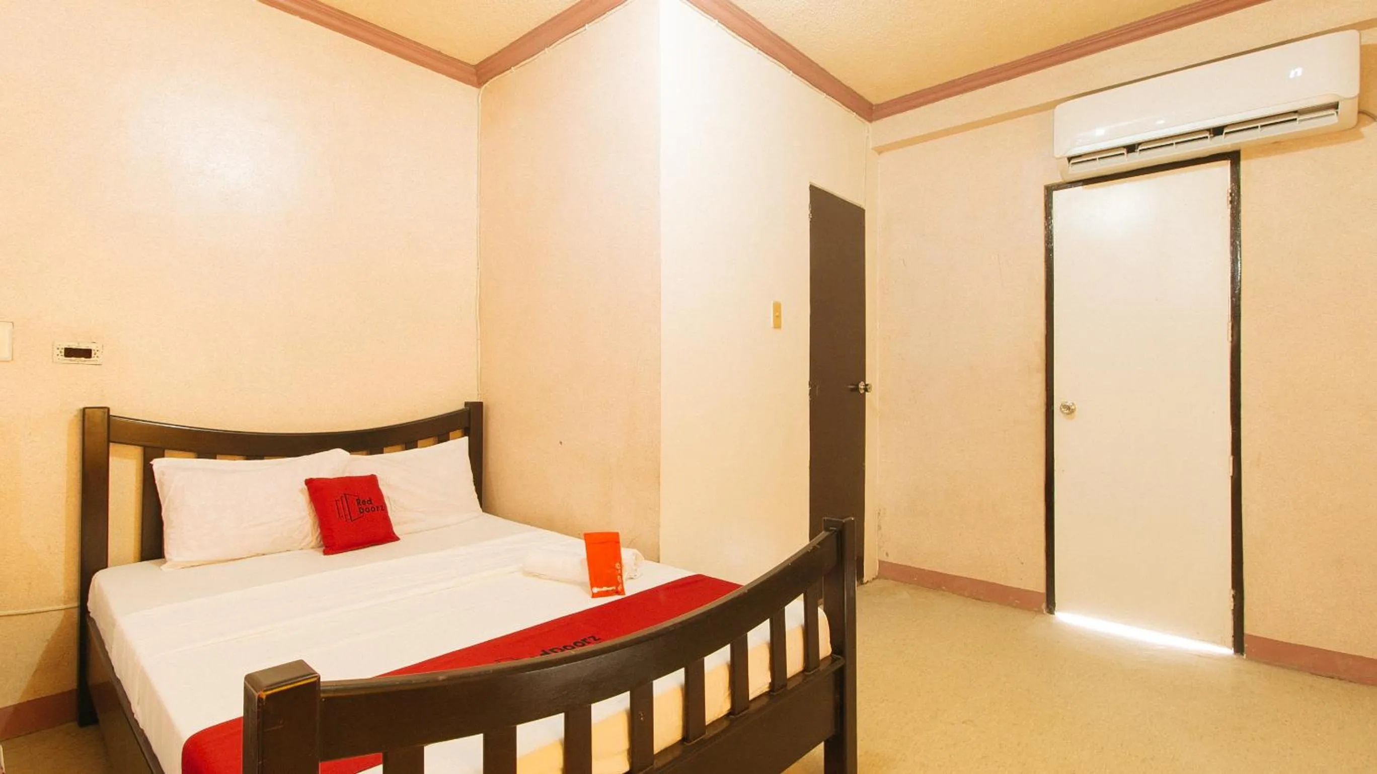 Bed in RedDoorz at Royal Grande Beach Resort Batangas