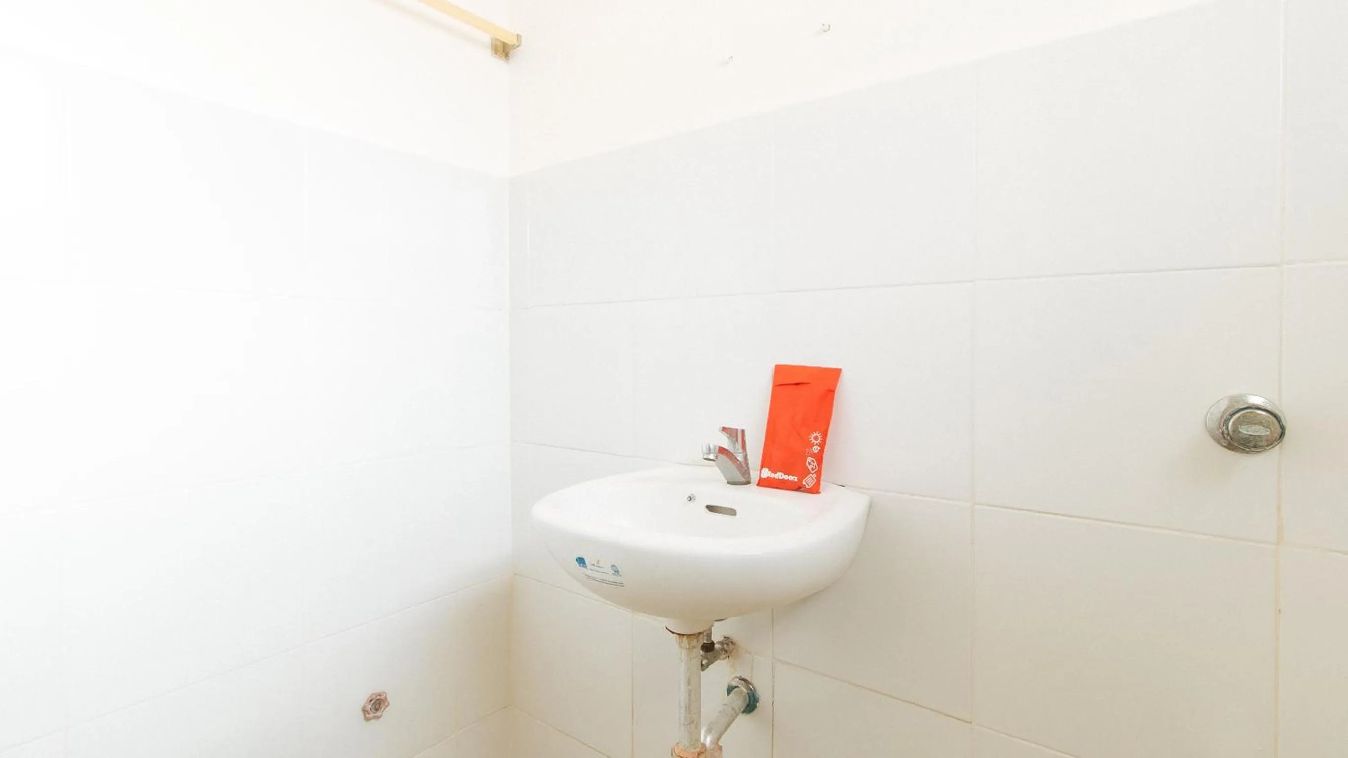 Bathroom in RedDoorz at Royal Grande Beach Resort Batangas