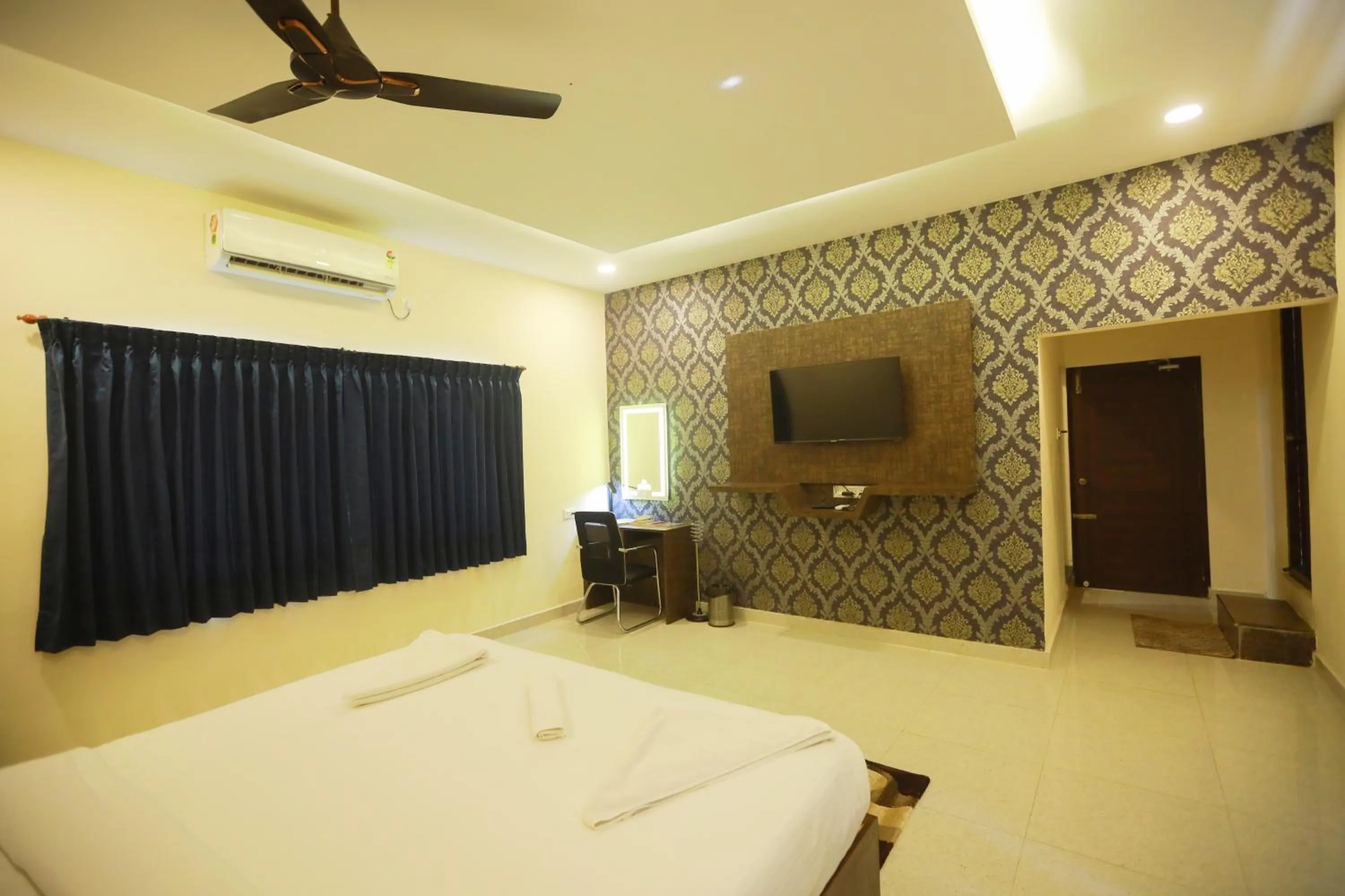 Bedroom, Bed in Royal Destiny Resort