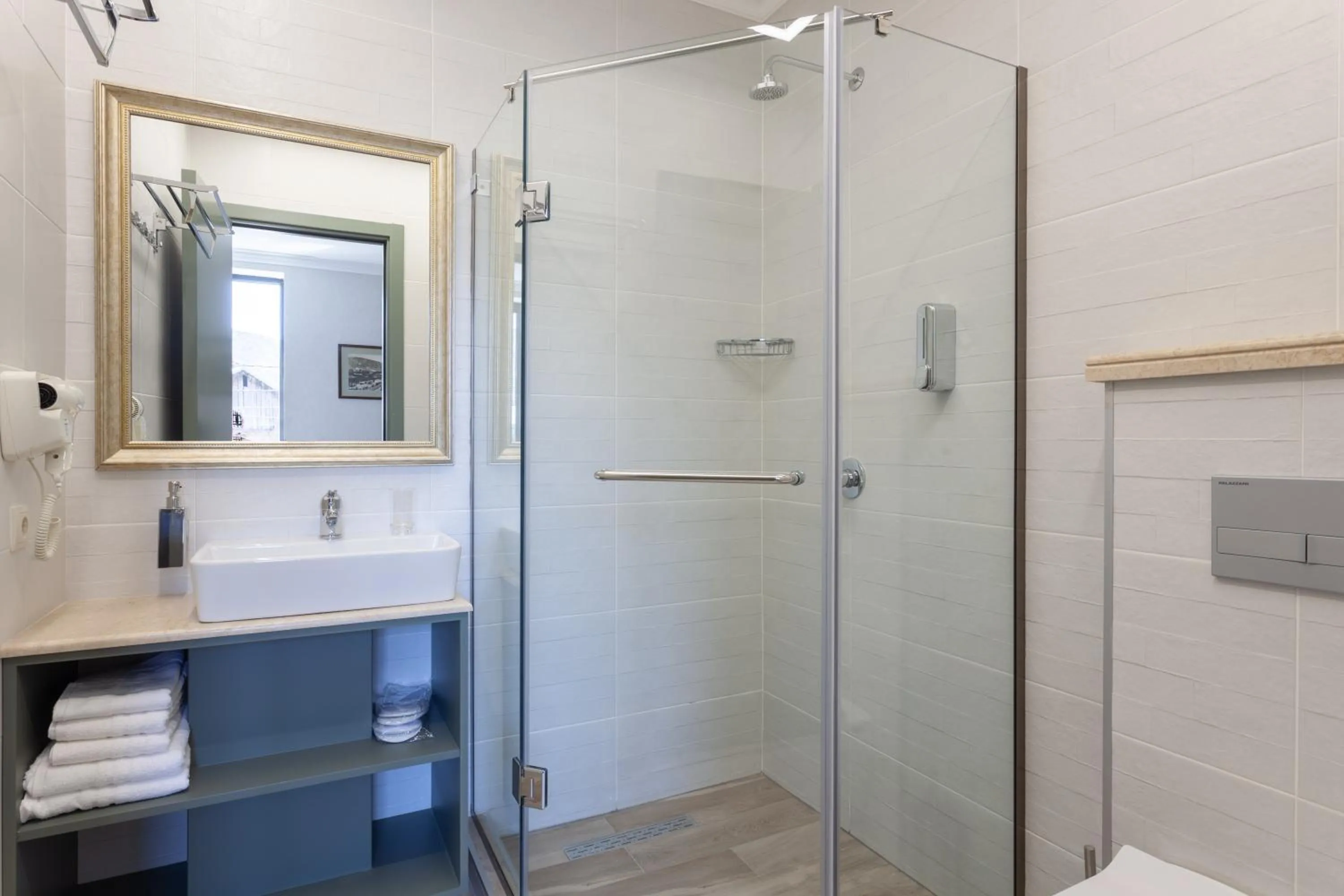 Shower in Hotel Old Wall