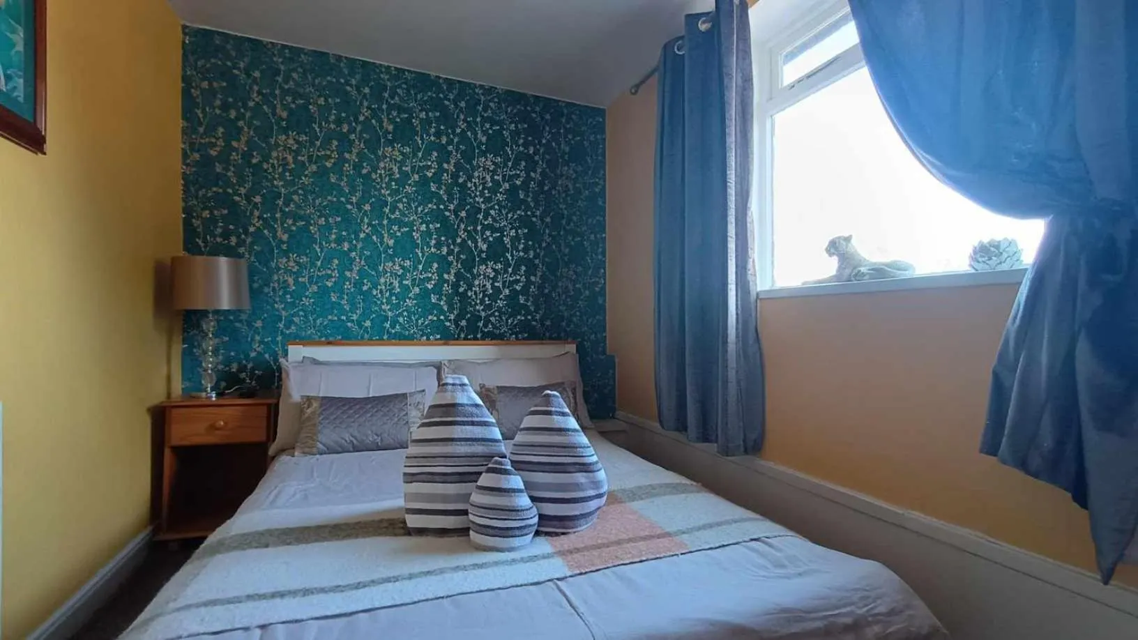 Photo of the whole room, Bed in The Shoulder at Hardstoft