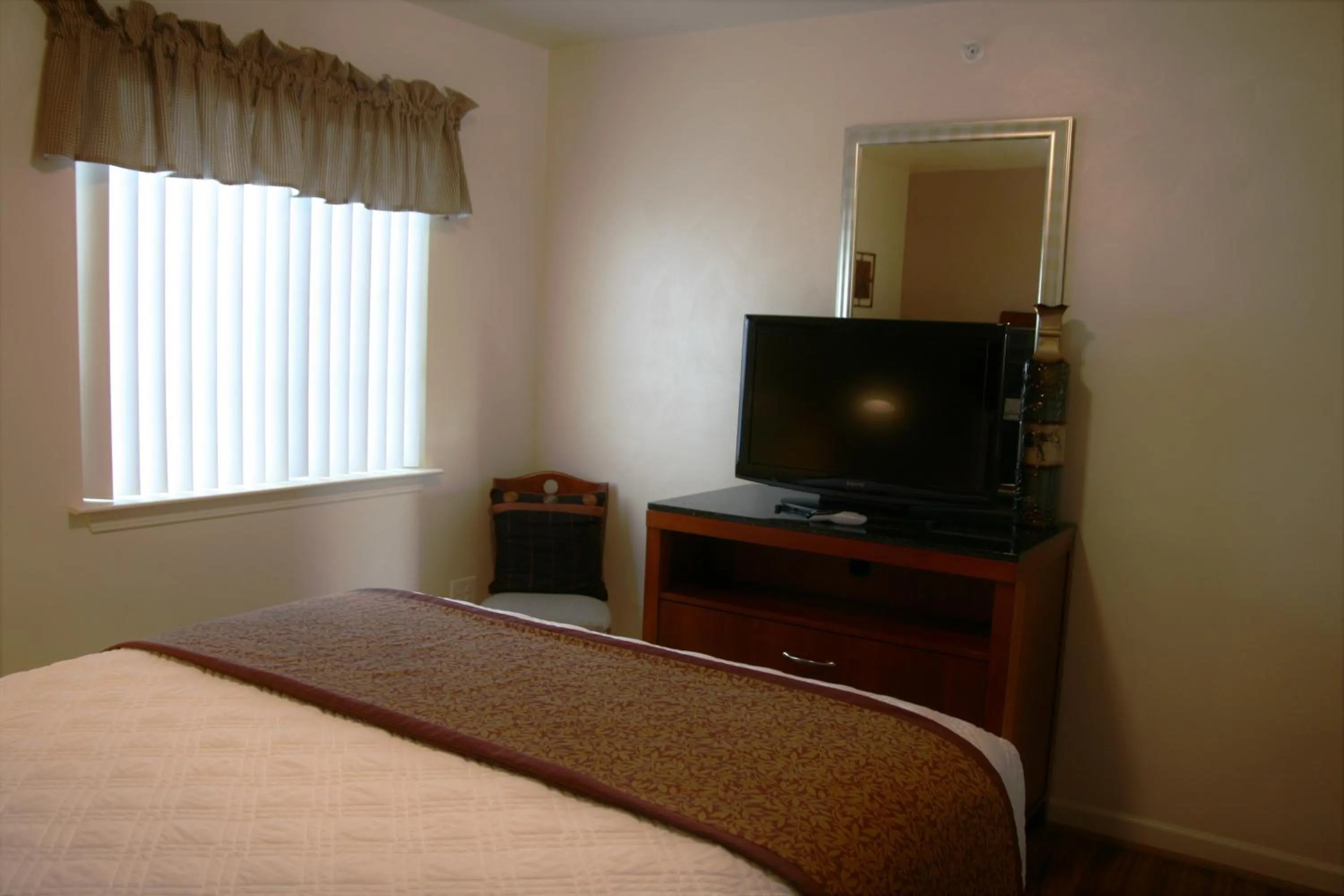 TV and multimedia, Bed in Affordable Suites Statesville