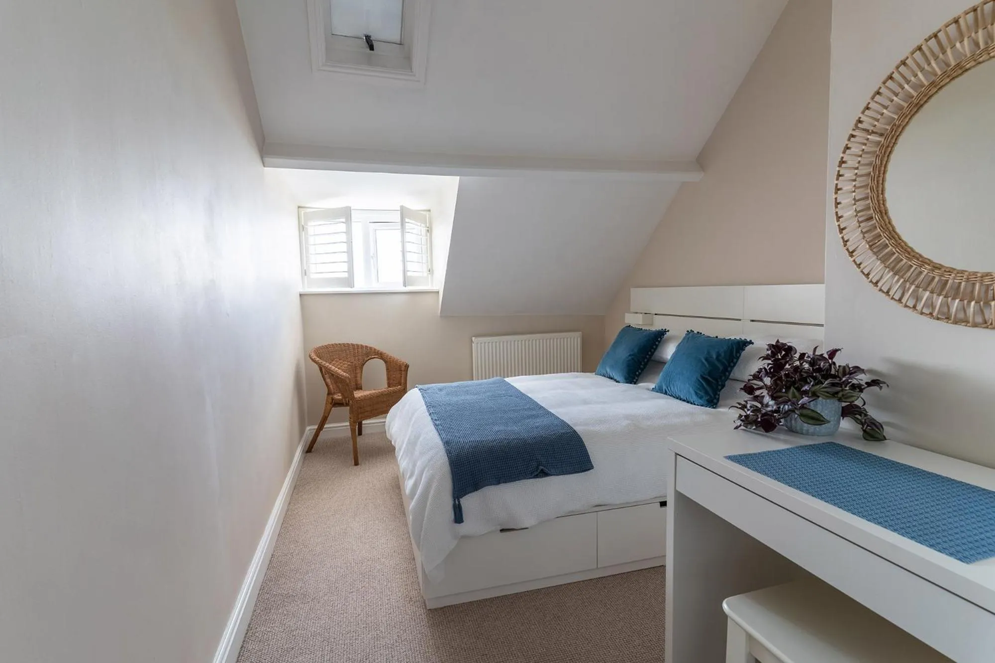 Bedroom, Bed in Stowaways Loft