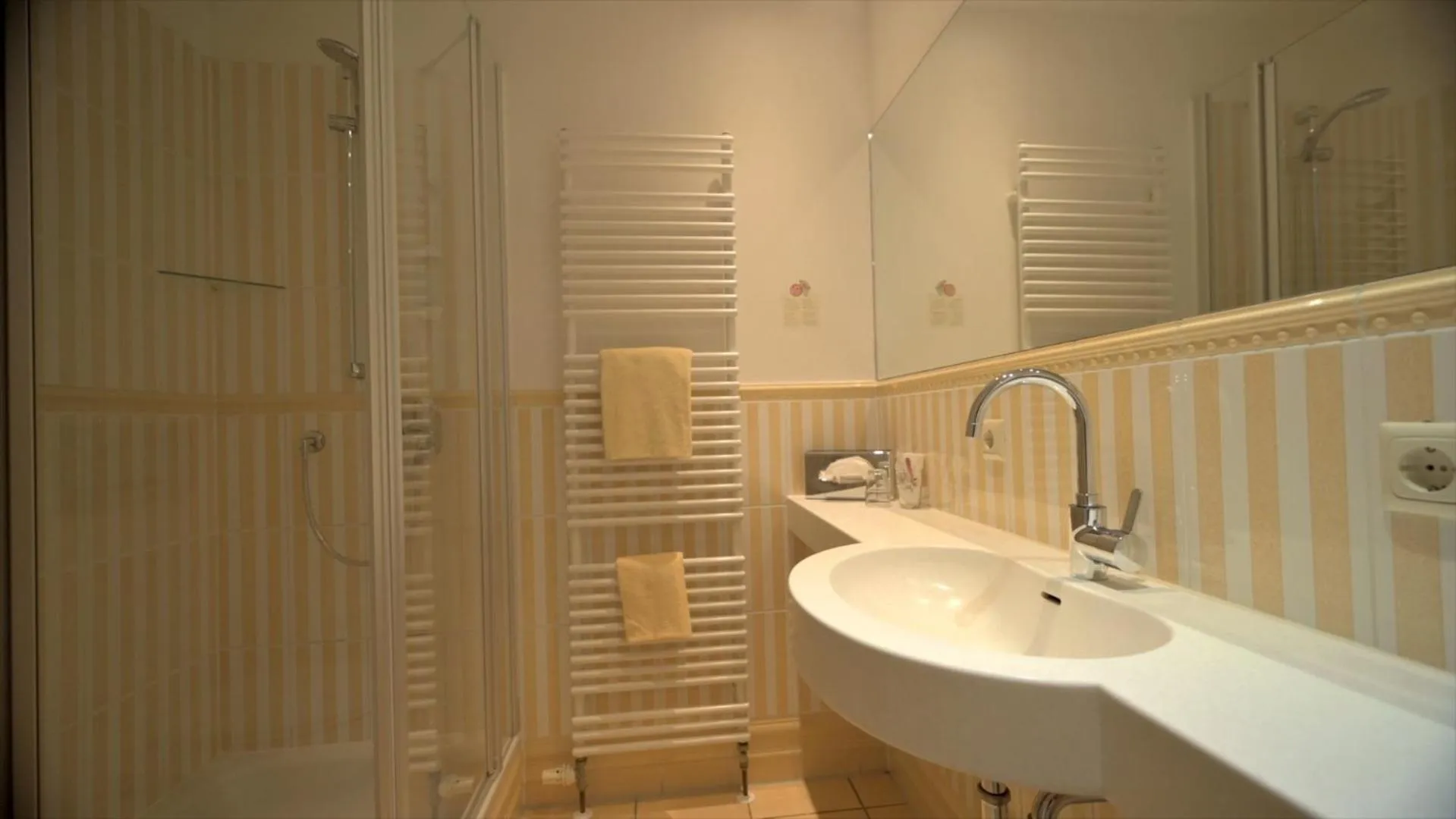 Shower in Hotel Burgblick, bei Burghausen