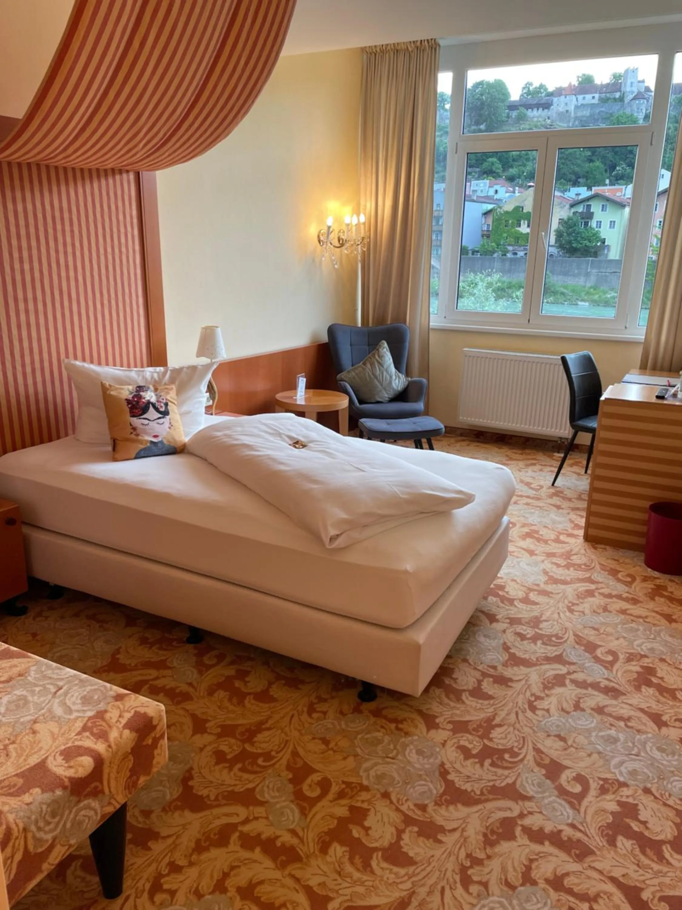 Bed in Hotel Burgblick, bei Burghausen
