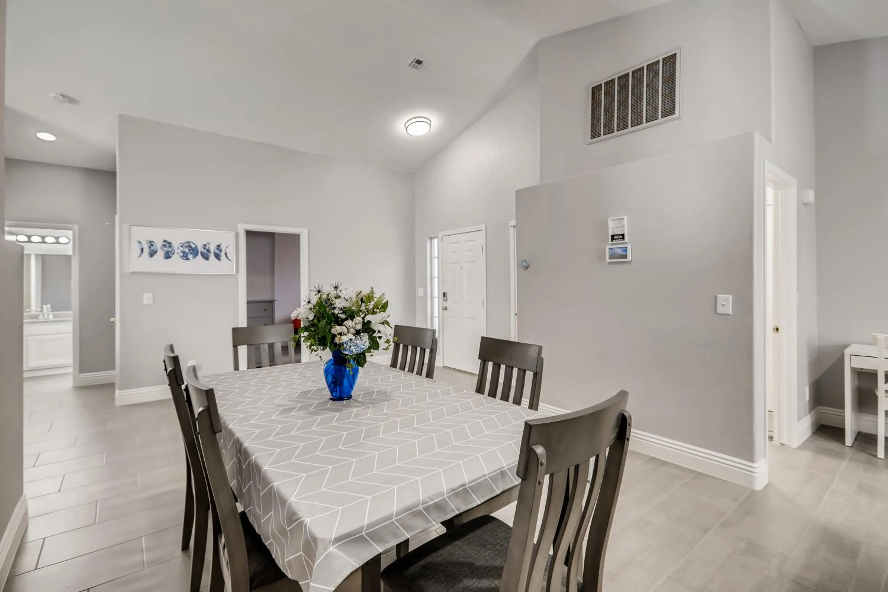 Dining area in Luxurious House With A Pool, Spa, and Patio, Sleeps 6 Comfortably