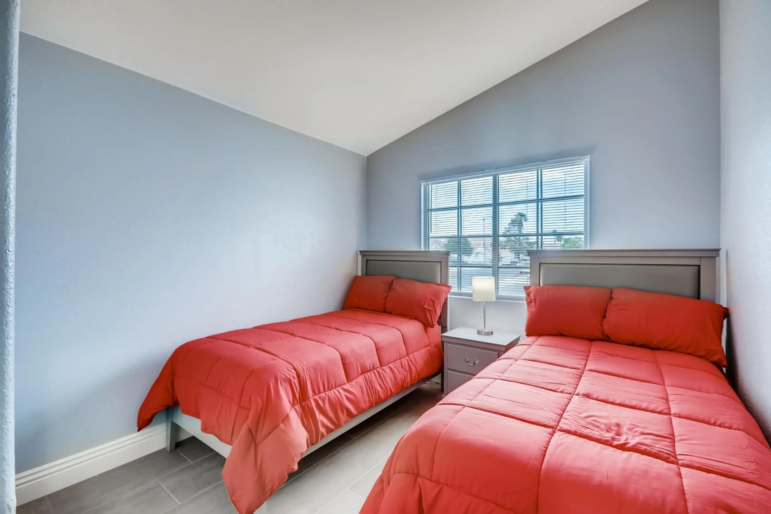 Bed in Luxurious House With A Pool, Spa, and Patio, Sleeps 6 Comfortably