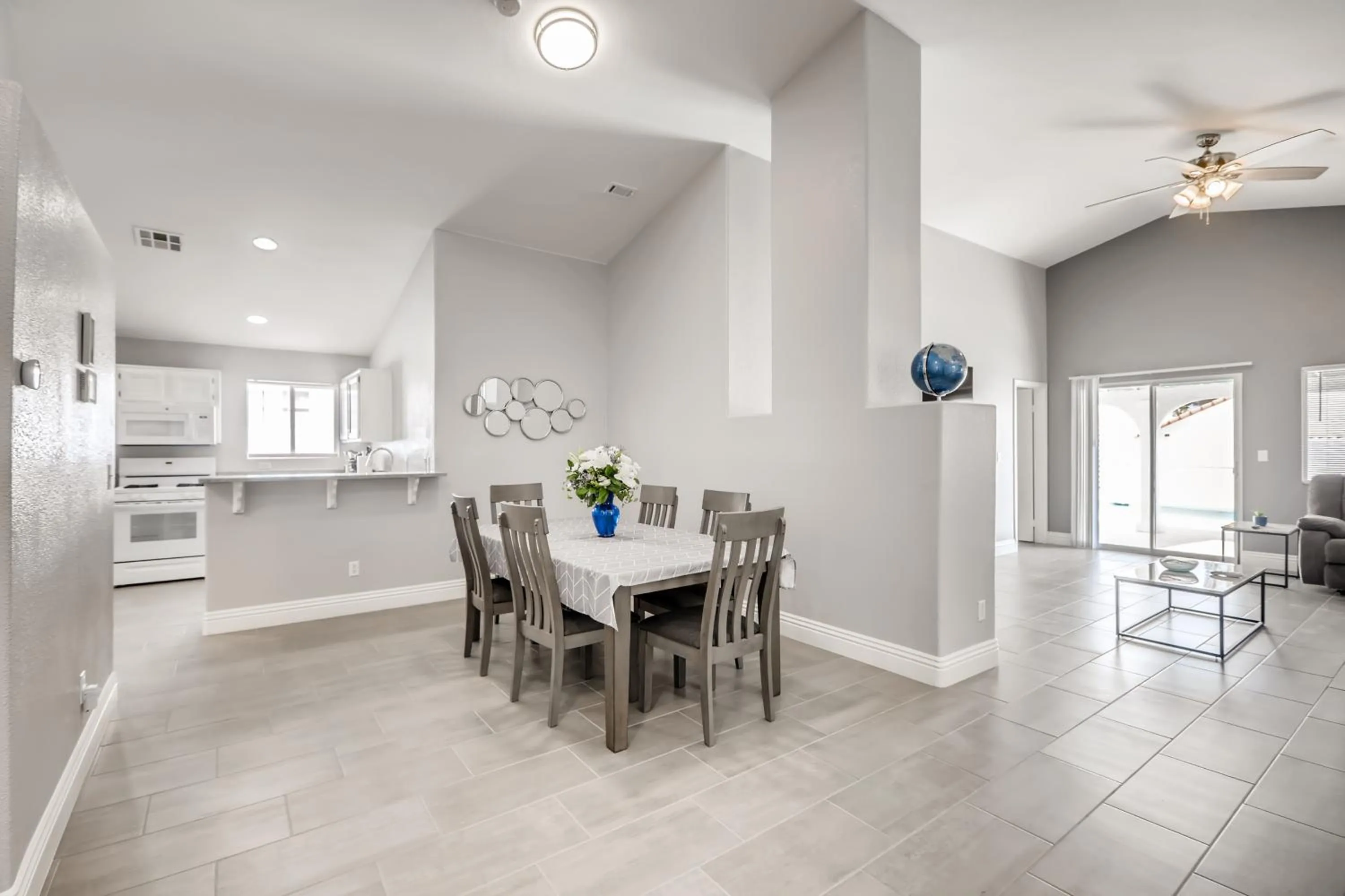 Dining area in Luxurious House With A Pool, Spa, and Patio, Sleeps 6 Comfortably