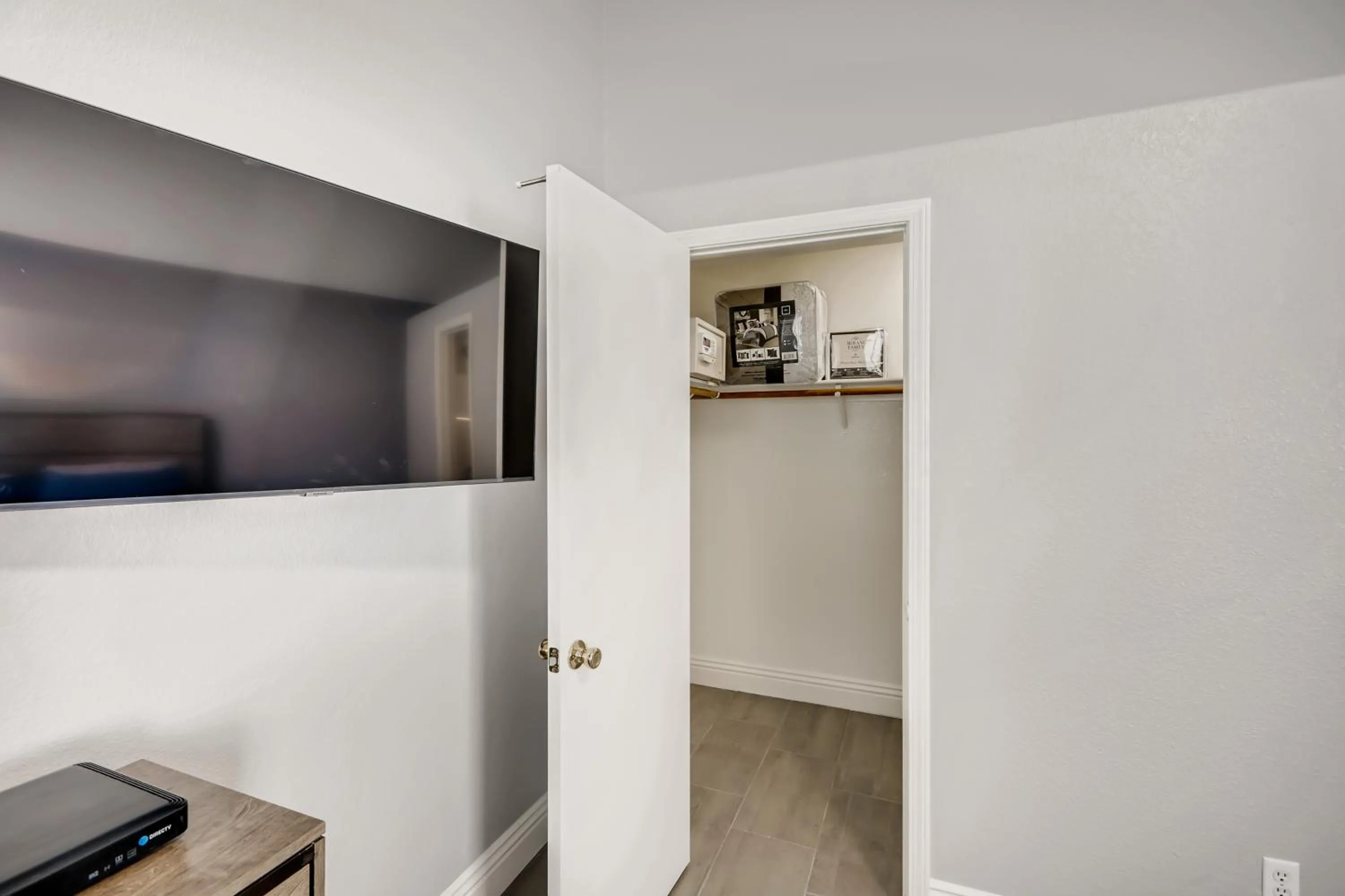 TV and multimedia in Luxurious House With A Pool, Spa, and Patio, Sleeps 6 Comfortably