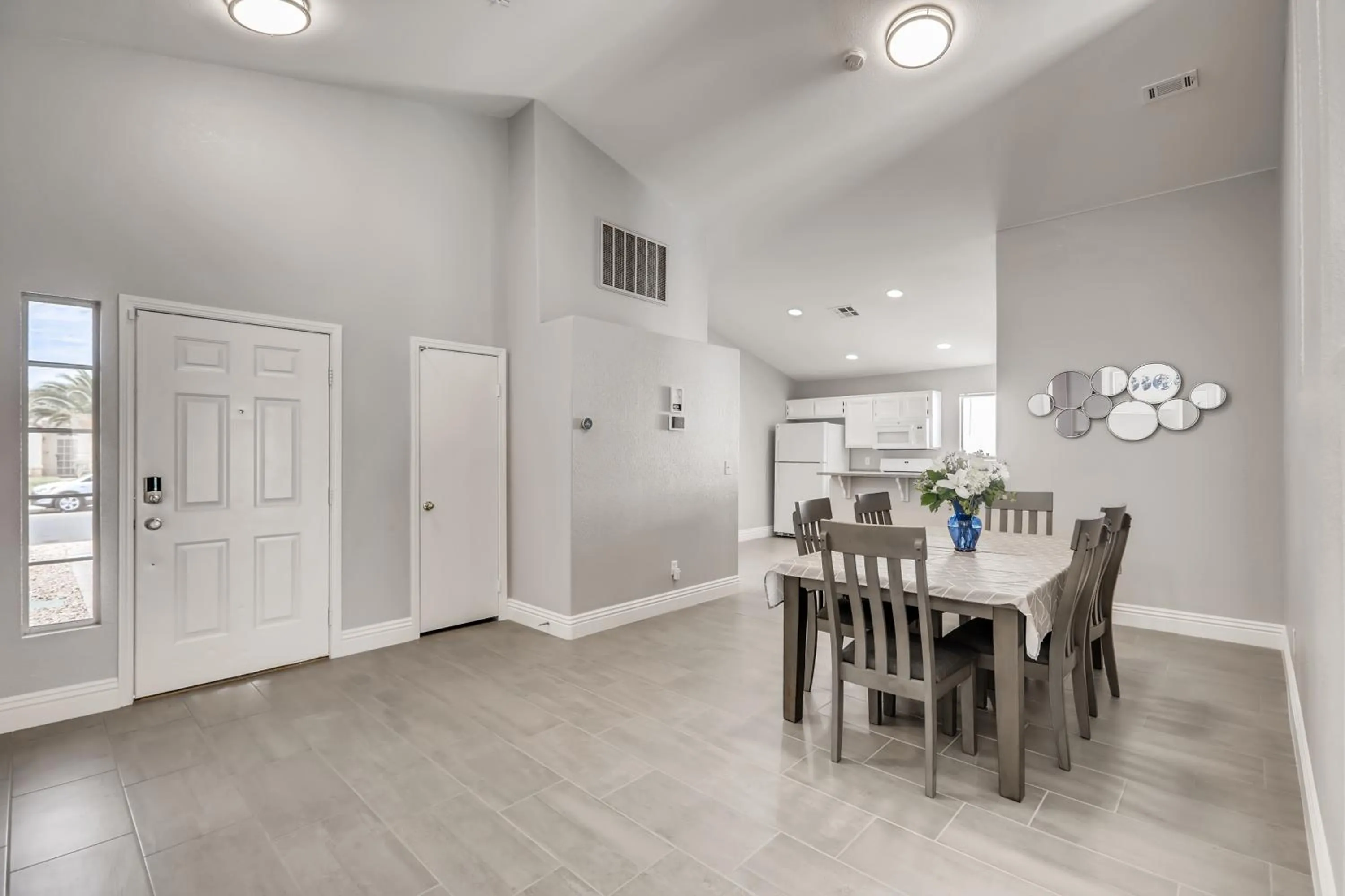 Dining area in Luxurious House With A Pool, Spa, and Patio, Sleeps 6 Comfortably