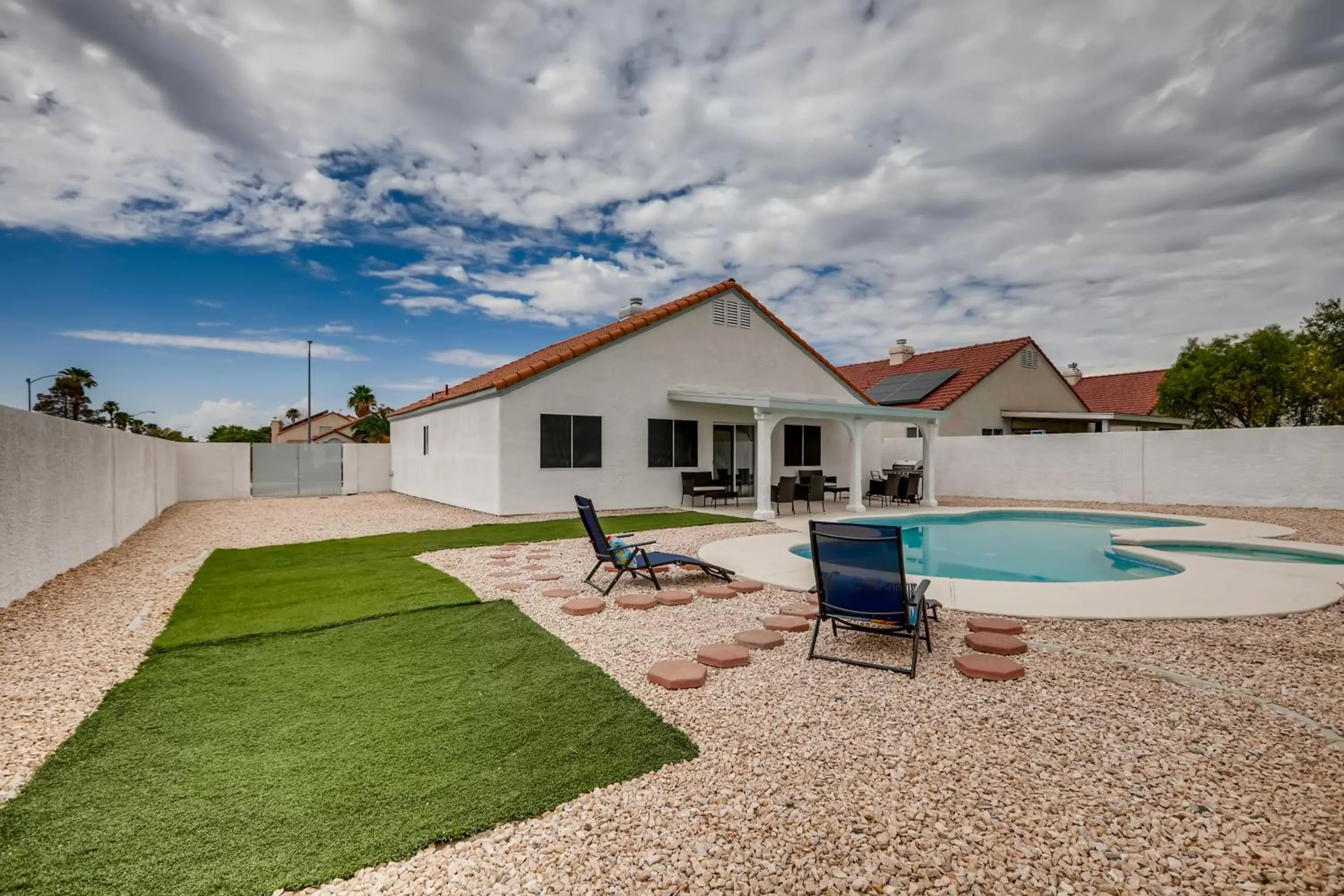 Property building in Luxurious House With A Pool, Spa, and Patio, Sleeps 6 Comfortably