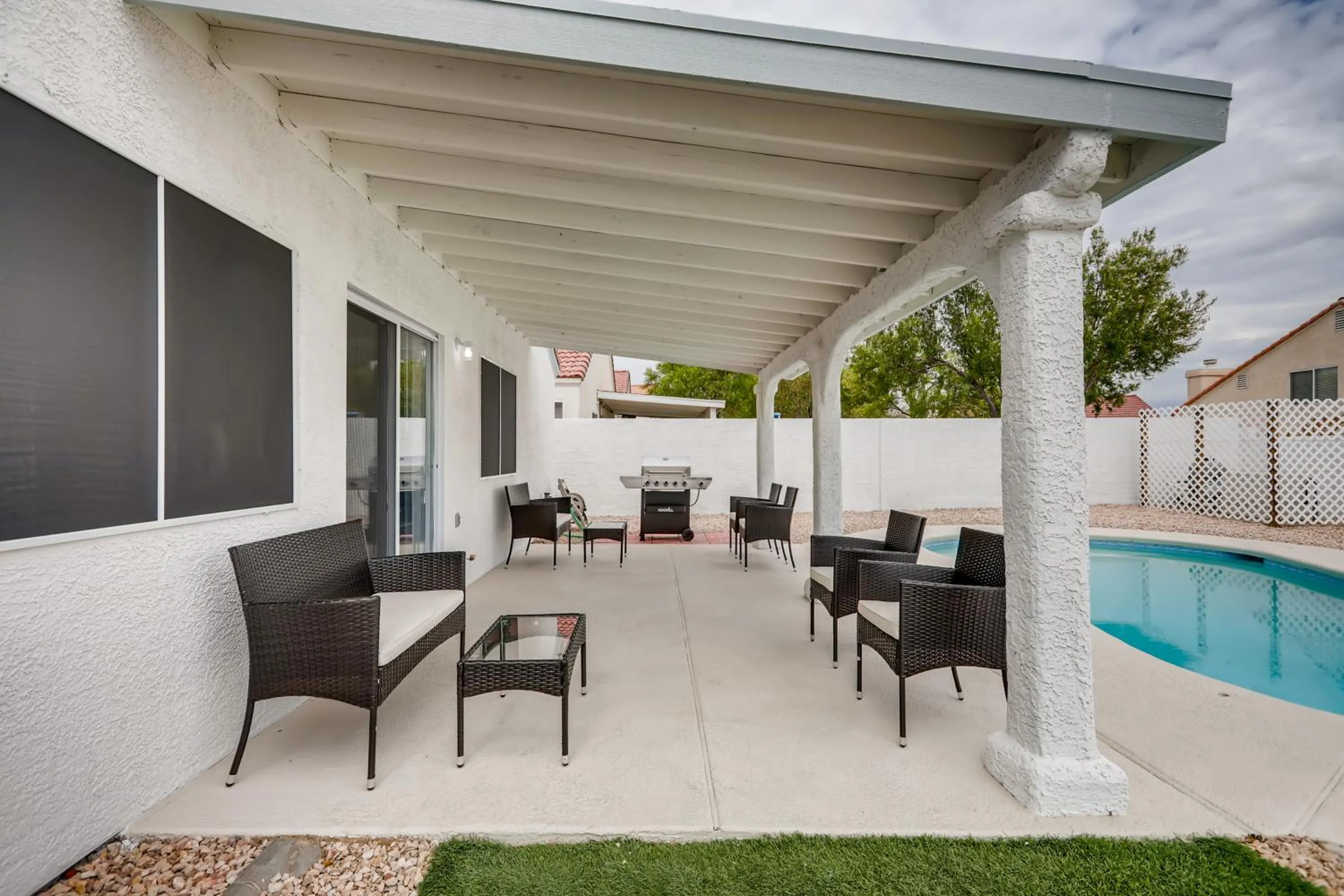 Patio in Luxurious House With A Pool, Spa, and Patio, Sleeps 6 Comfortably