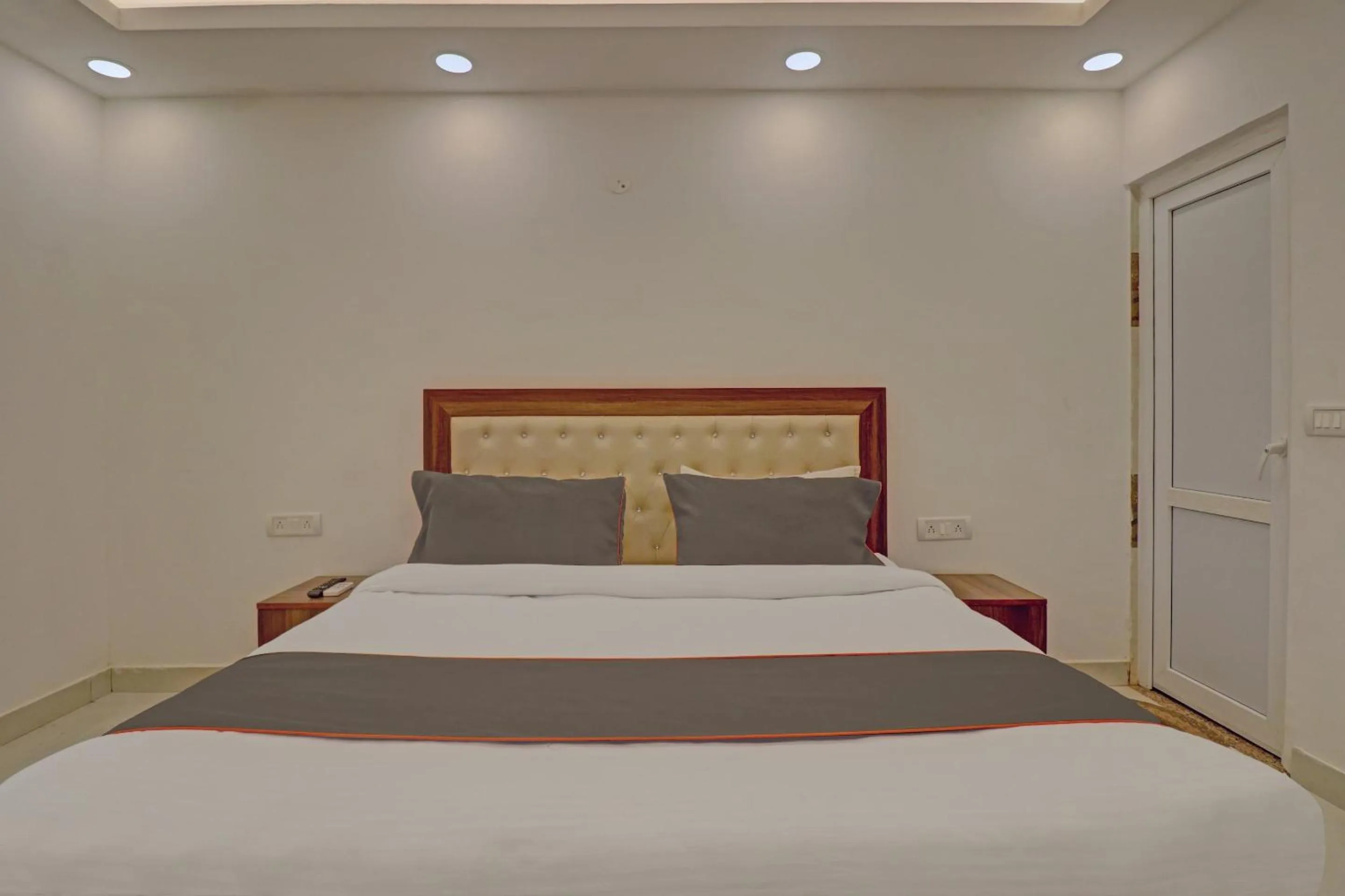 Bedroom, Bed in Super Collection O Spot Light Near Tughlakabad Station Metro Station