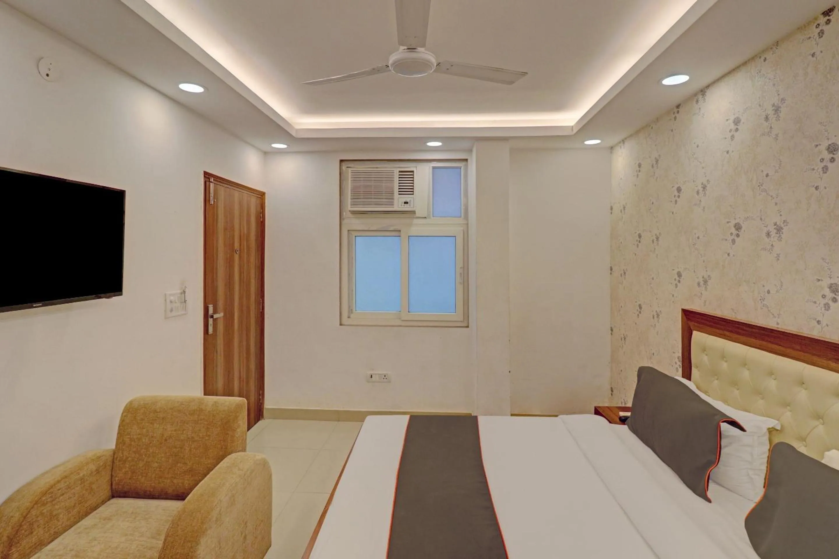 Bedroom, Bed in Super Collection O Spot Light Near Tughlakabad Station Metro Station