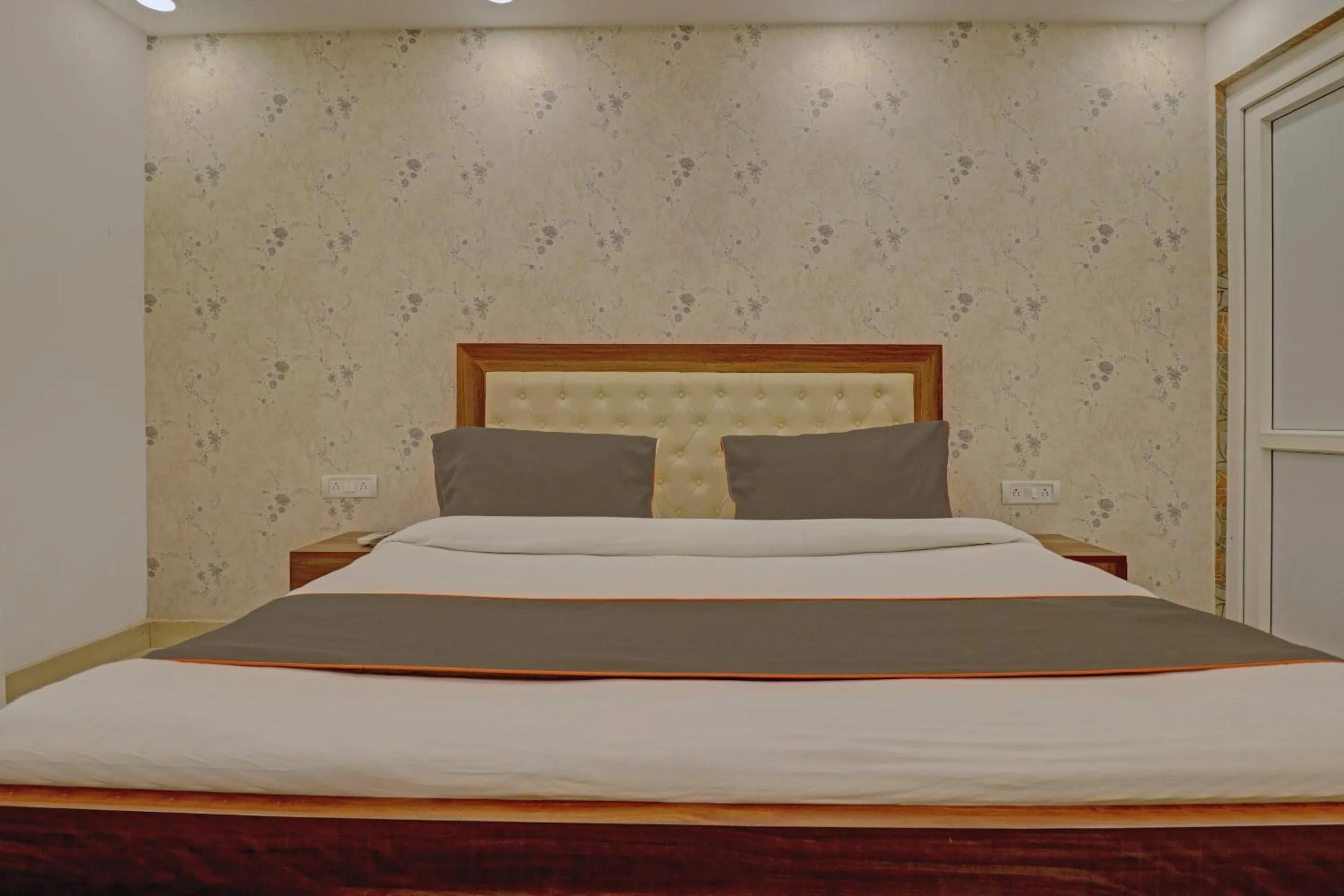 Bedroom, Bed in Super Collection O Spot Light Near Tughlakabad Station Metro Station