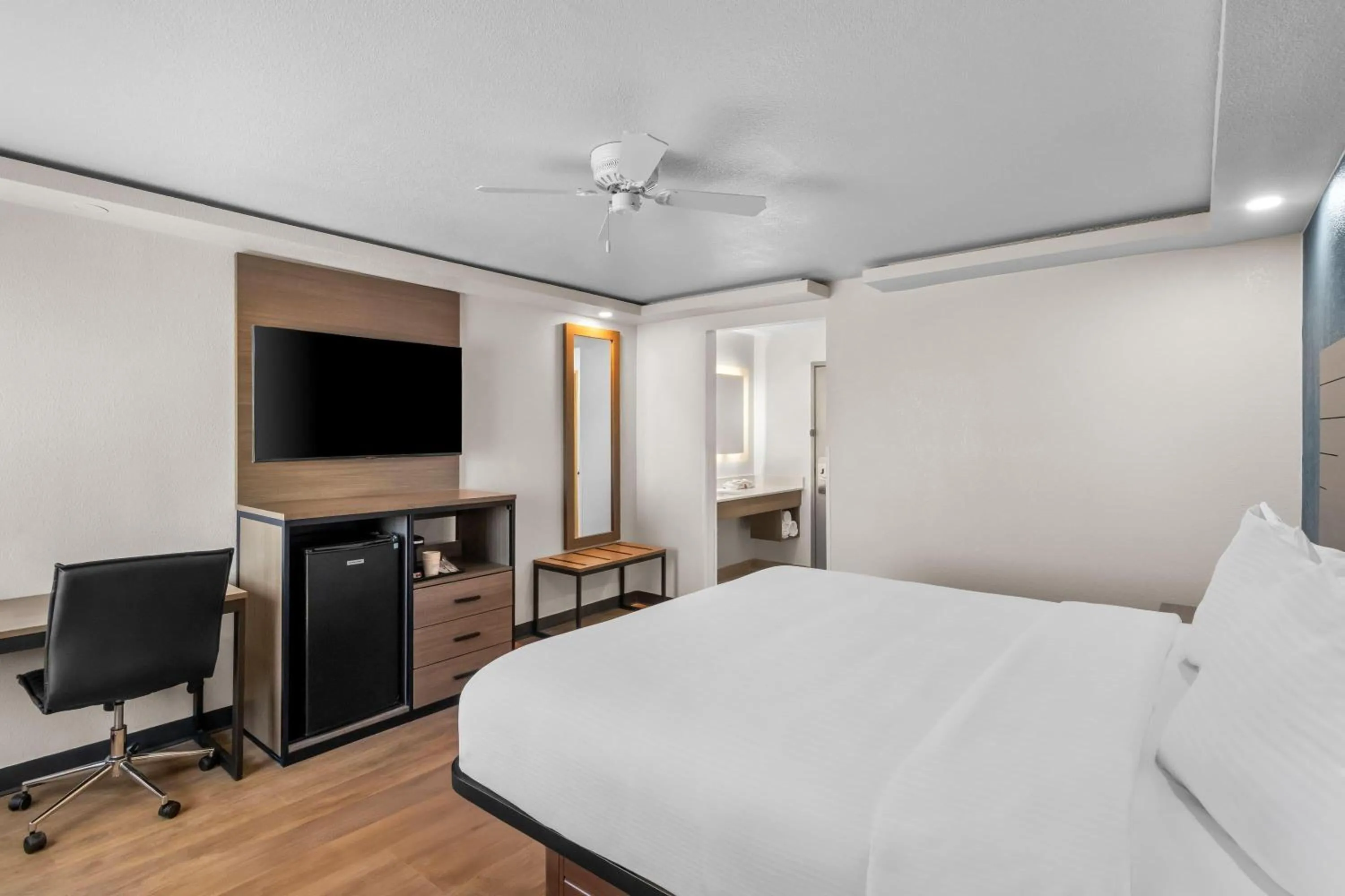 Bed in Baymont by Wyndham Arlington At Six Flags Dr