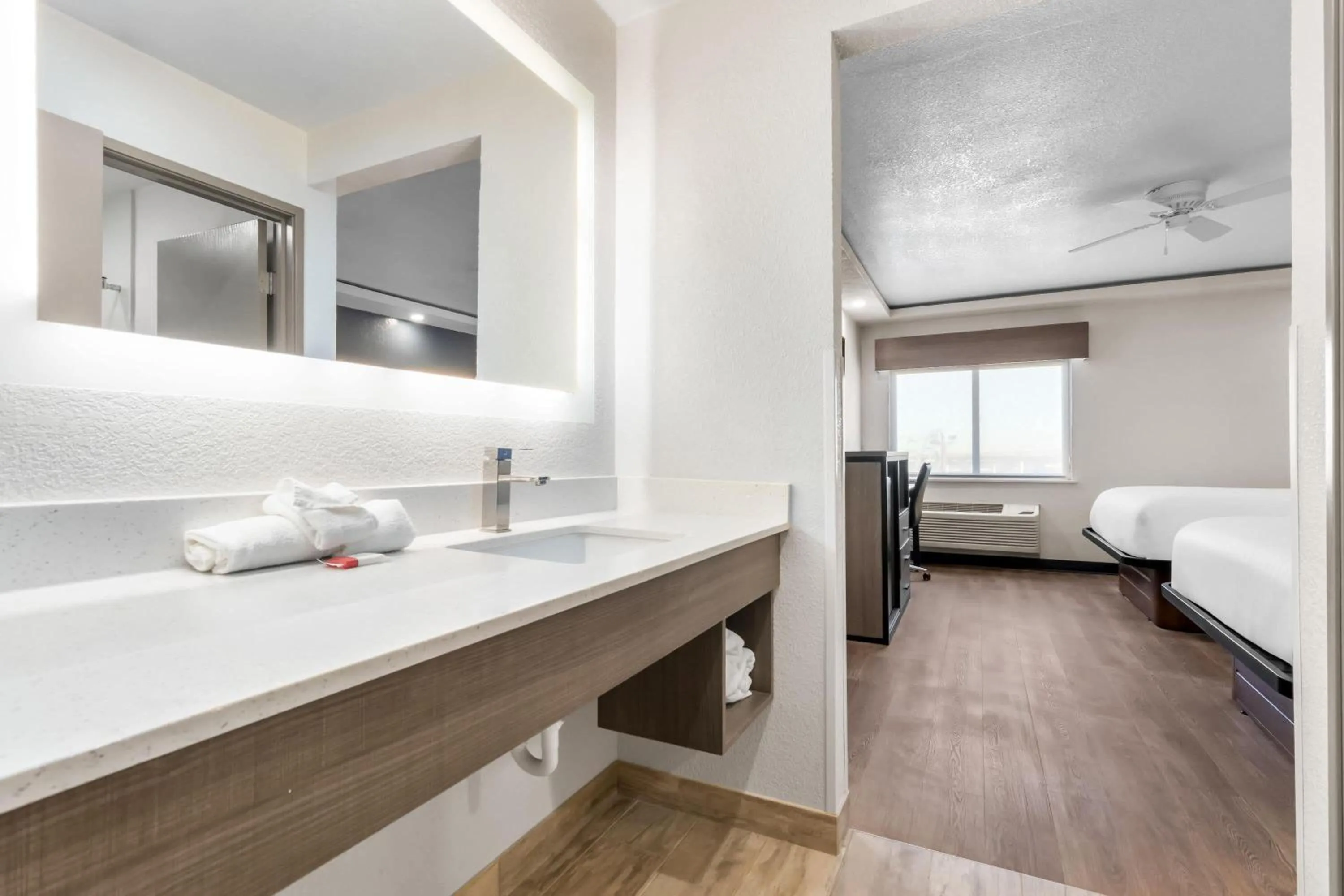 Bathroom, Bed in Baymont by Wyndham Arlington At Six Flags Dr