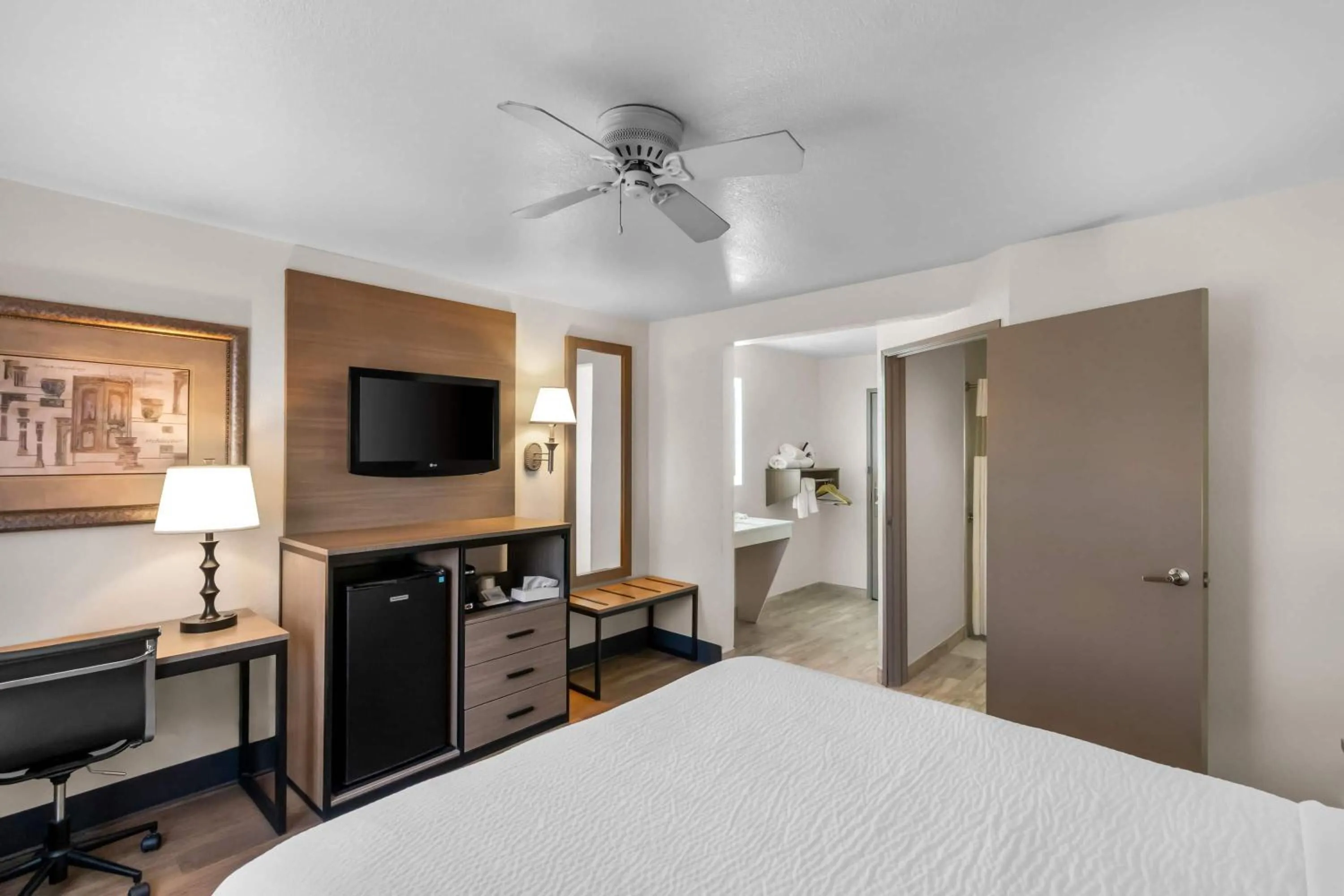 Bed in Baymont by Wyndham Arlington At Six Flags Dr