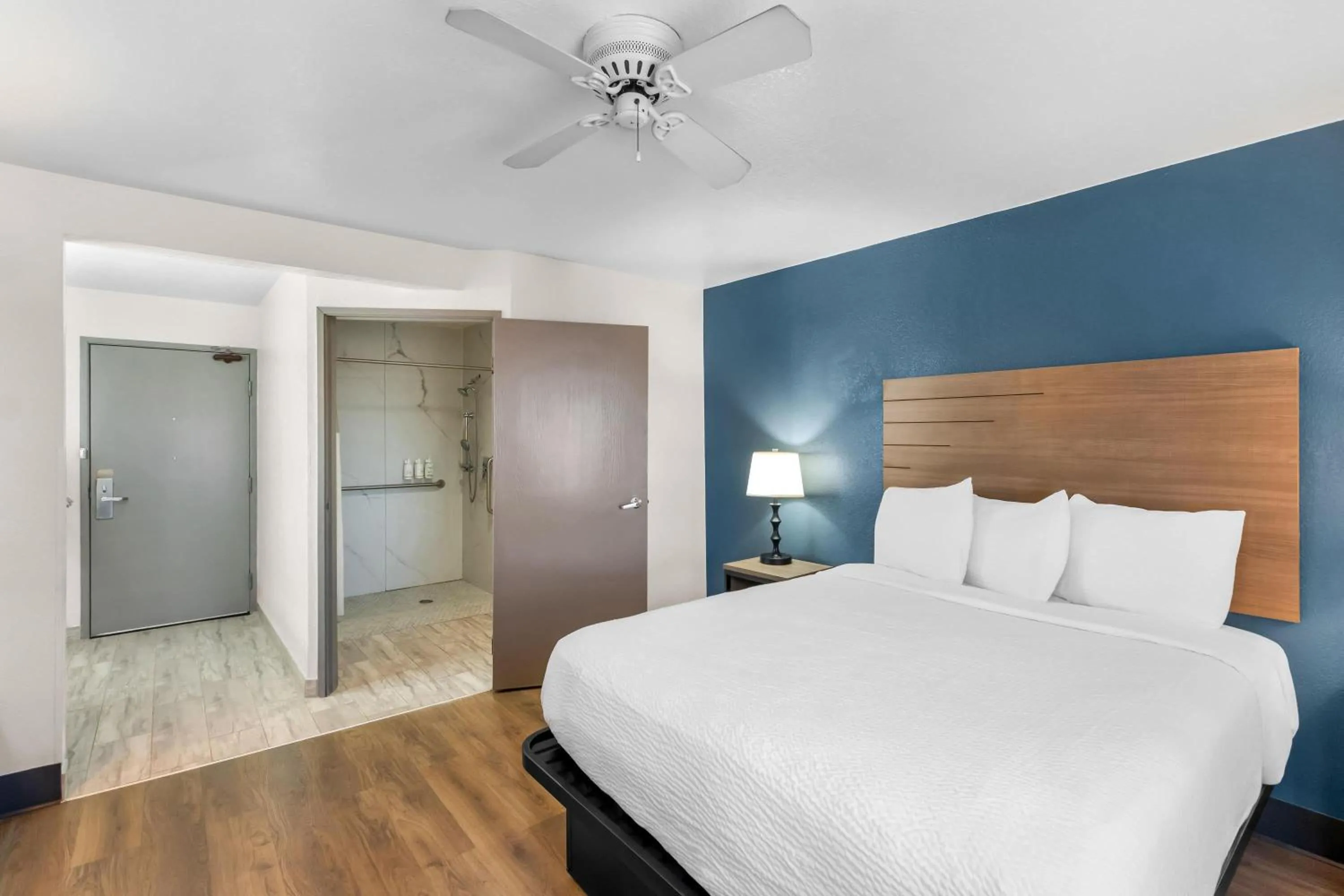 Bed in Baymont by Wyndham Arlington At Six Flags Dr