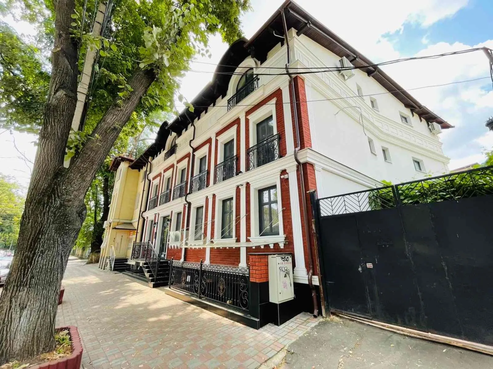 Property building in Premier City Apart Hotel Chisinau